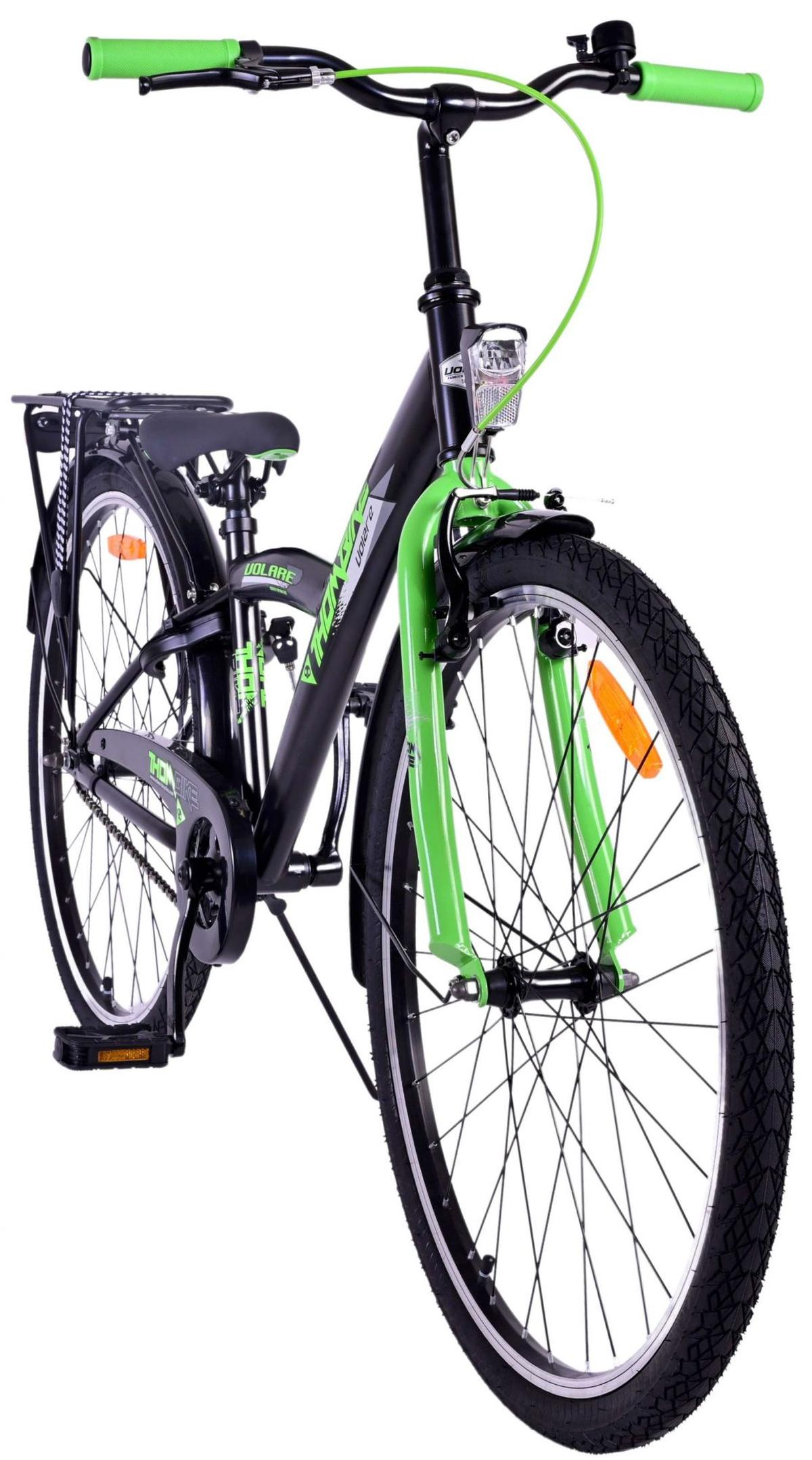 Schwarzes Fahrrad mit grünen Akzenten. Es hat einen Gepäckträger, grüne Lenker und ein Frontlicht.