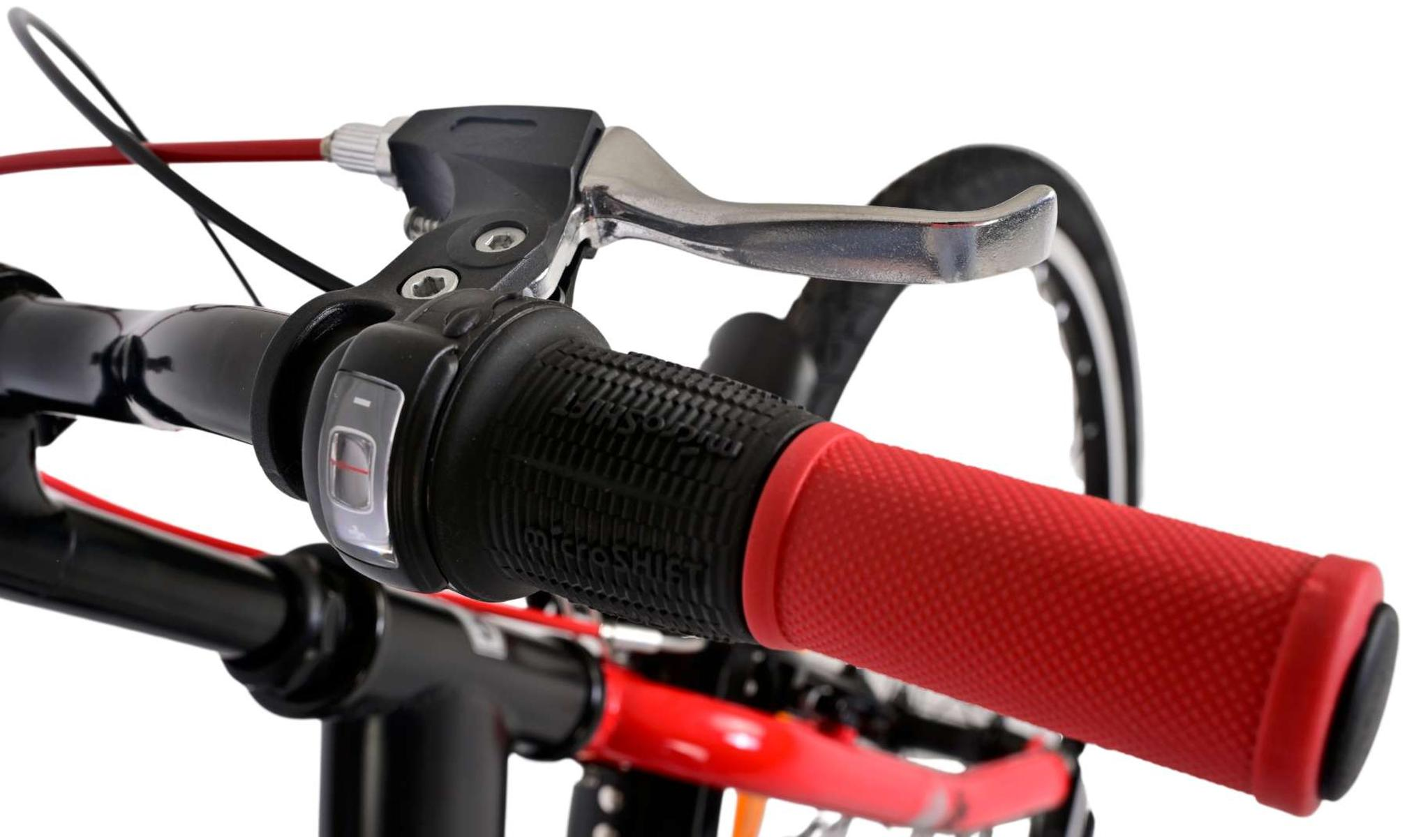 Nahaufnahme des Fahrradlenkers. Rote Griffe mit schwarzem Gangschalter und Bremshebeln.