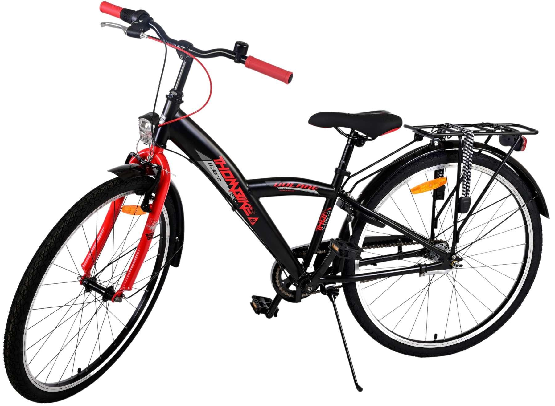 Schwarzes und rotes Fahrrad auf weißem Hintergrund. Es hat einen Gepäckträger und Schutzbleche.