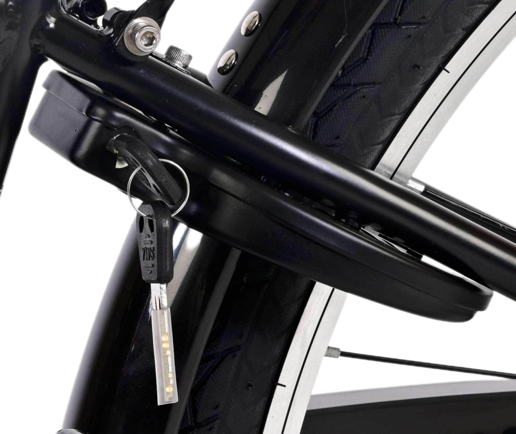 Schwarzes Fahrradschloss mit eingesetztem Schlüssel. Der Schlüssel ist am Fahrrad befestigt. Weißer Hintergrund.