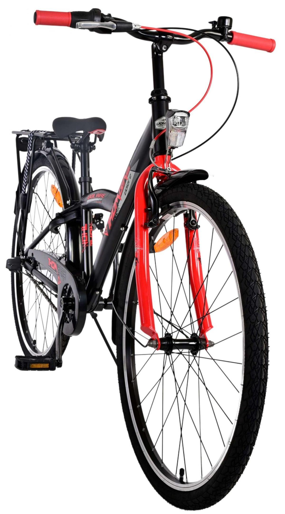 Schwarz-rotes Fahrrad. Vorderansicht. Weißer Hintergrund.