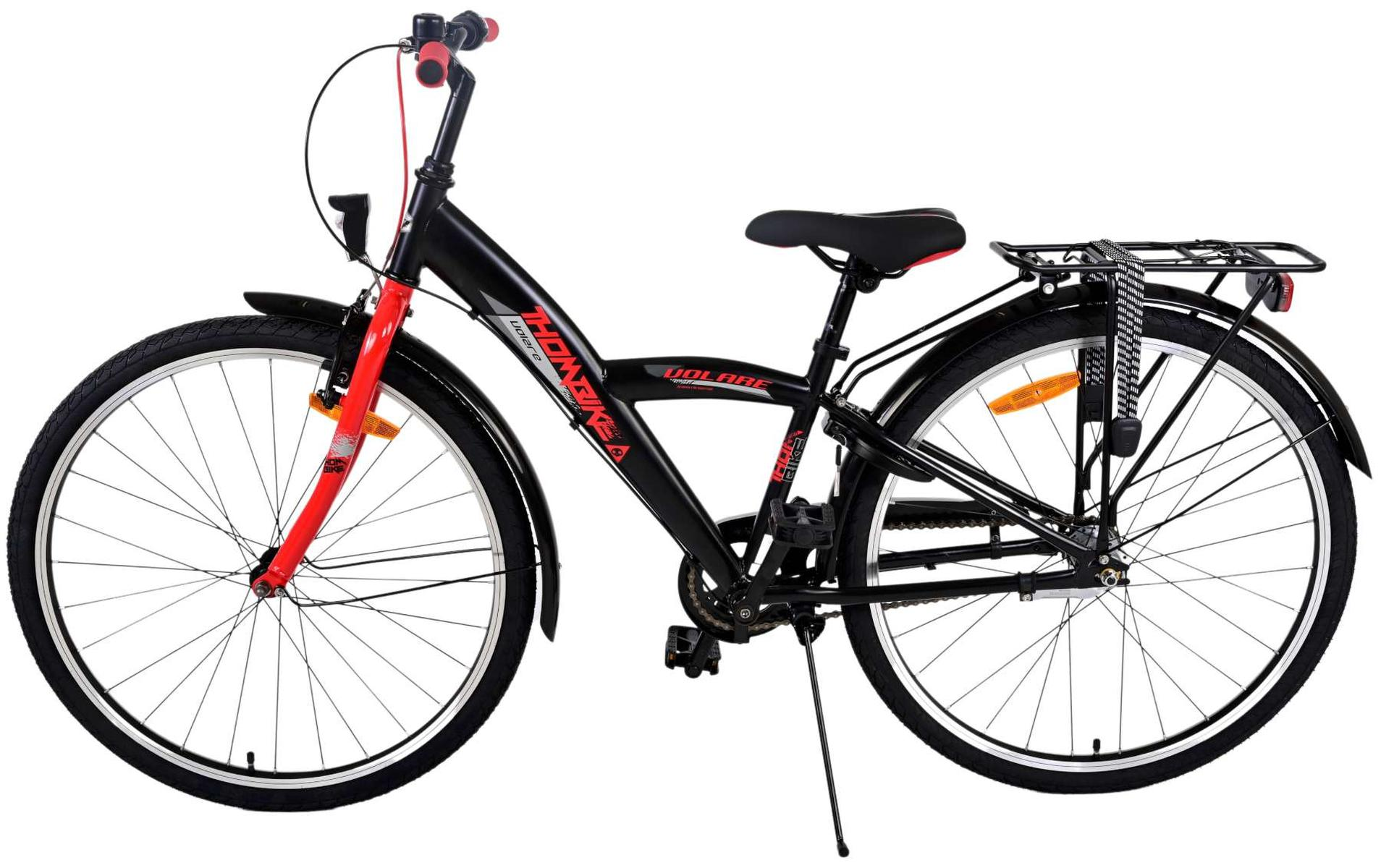 Schwarzes Fahrrad mit roten Akzenten, Gepäckträger und roter Gabel, vor weißem Hintergrund.
