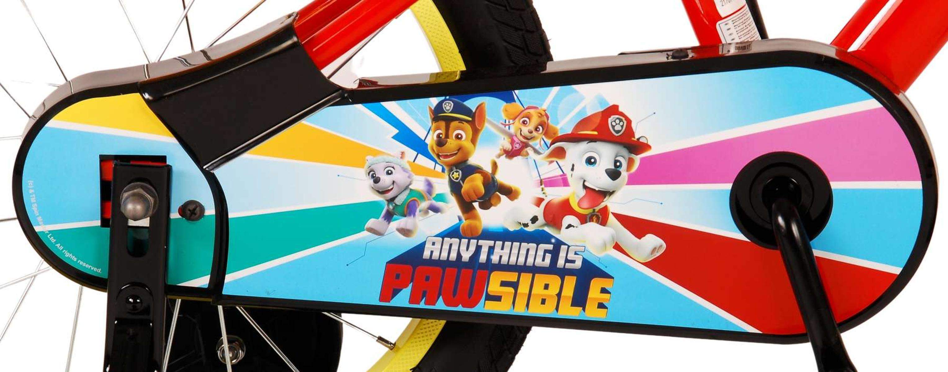 Nahaufnahme des Kettenschutzes eines Fahrrads. Es hat Paw Patrol Charaktere.