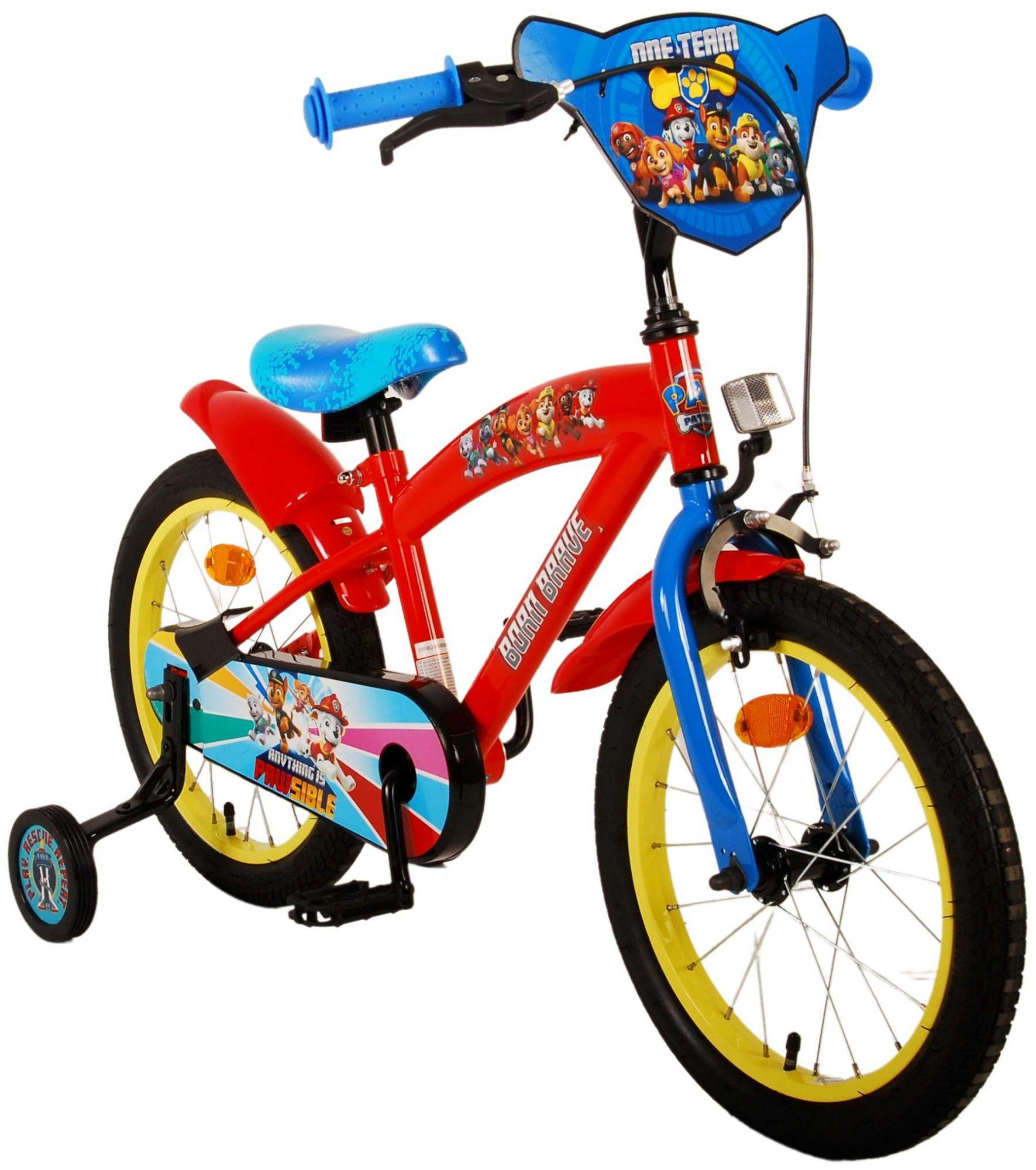 Ein rot-blaues Kinderfahrrad mit Stützrädern, Paw Patrol-Thema, weißer Hintergrund.