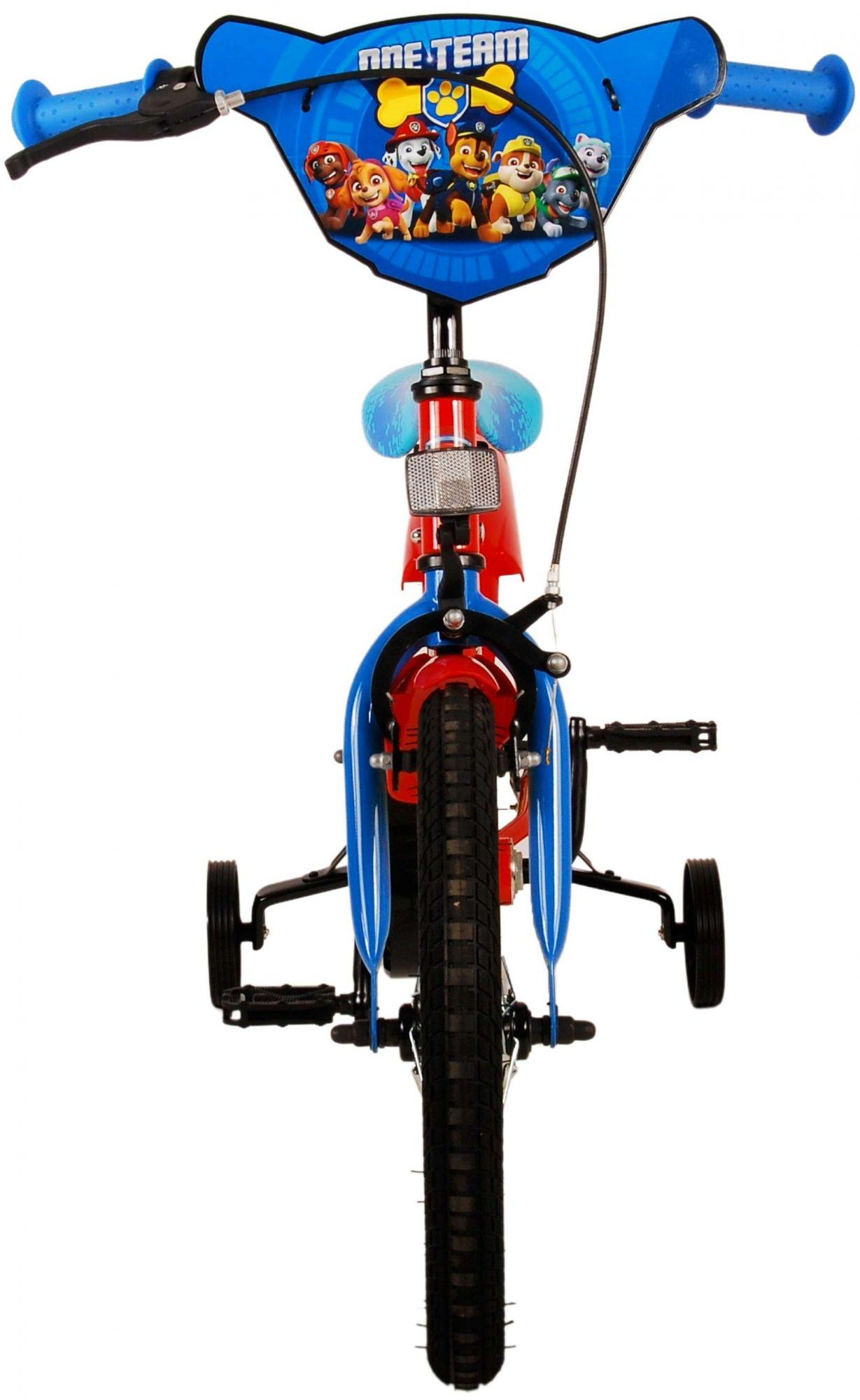 Ein Kinderfahrrad mit Paw Patrol-Motiv, blau-rotes Farbschema und Stützräder.