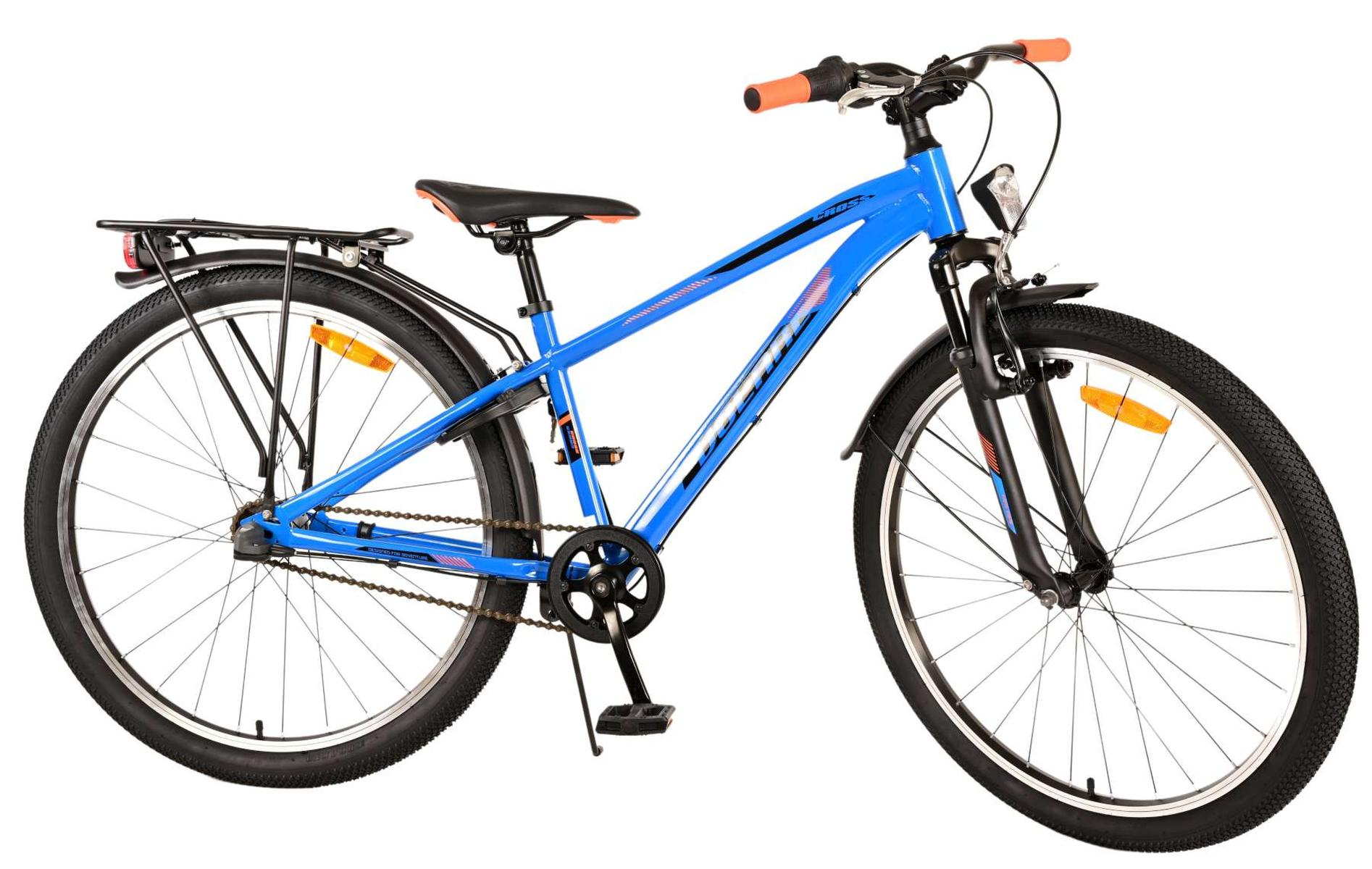 Blaues Fahrrad mit Gepäckträger, schwarzen Reifen und orangefarbenen Akzenten auf weißem Hintergrund.