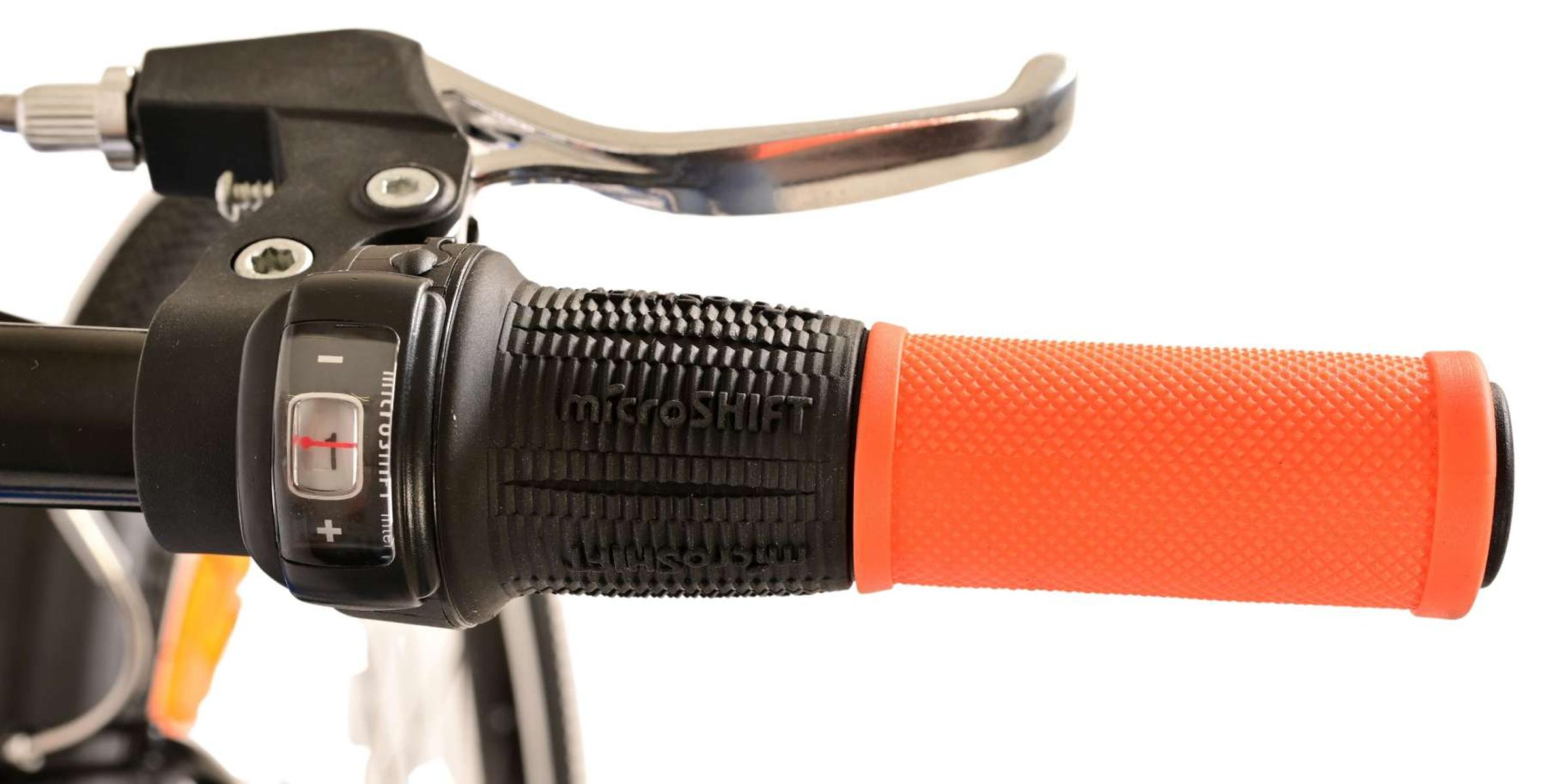 Nahaufnahme des Fahrradlenkers mit schwarzem Griff, orangefarbenem Griffende und silbernem Bremshebel.