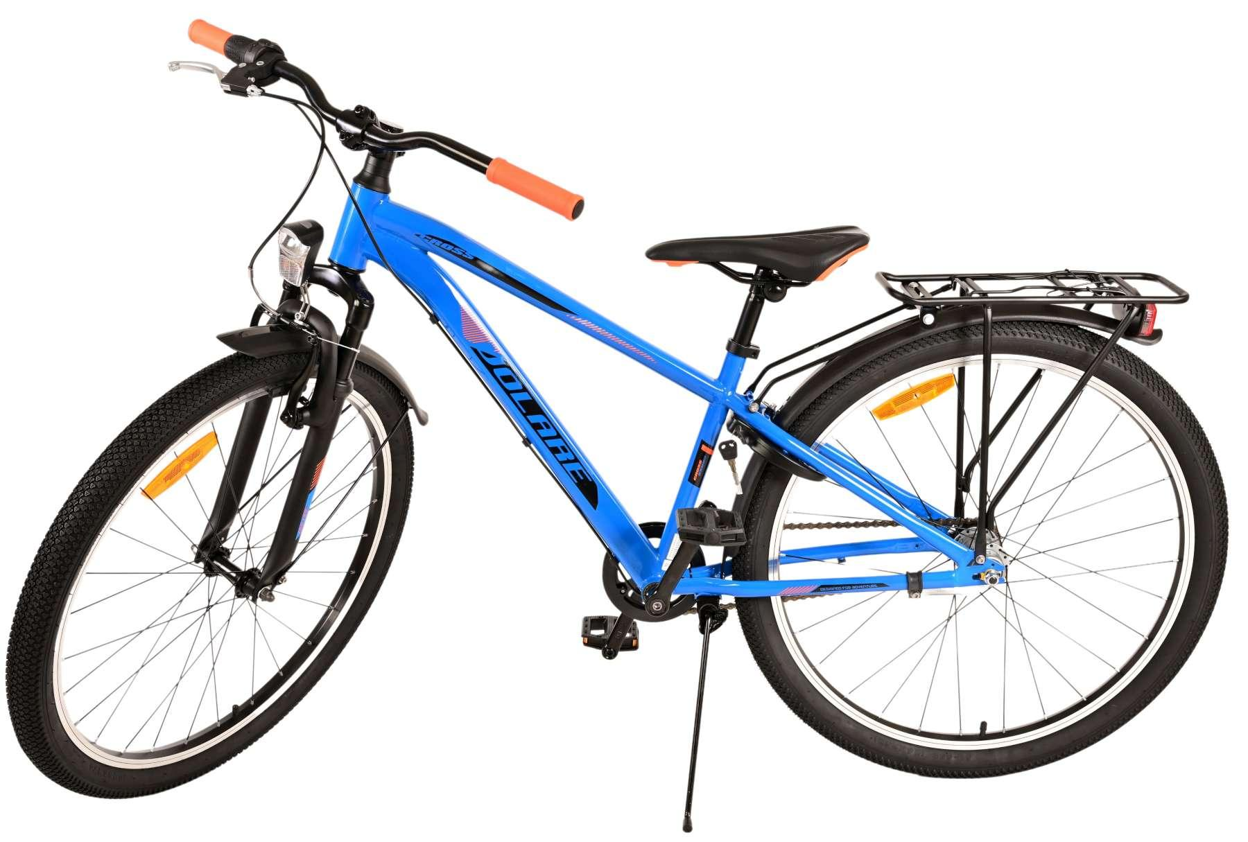 Blaues Fahrrad mit orangefarbenem Lenker und schwarzem Gepäckträger, von der Seite betrachtet.