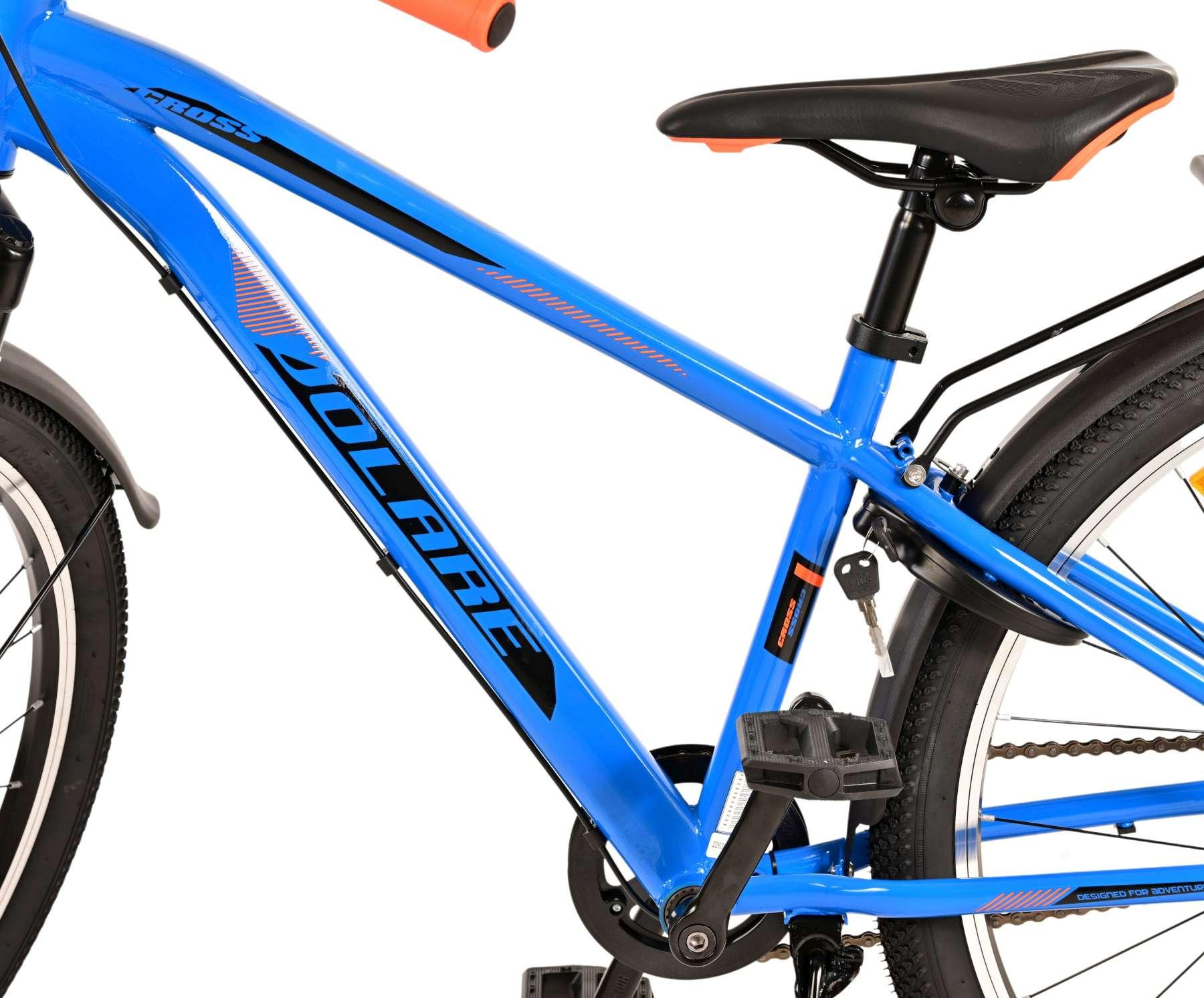 Blaues Fahrrad mit schwarzen Reifen und Sitz. Der Rahmen hat ein schwarzes und oranges Design. Weißer Hintergrund.