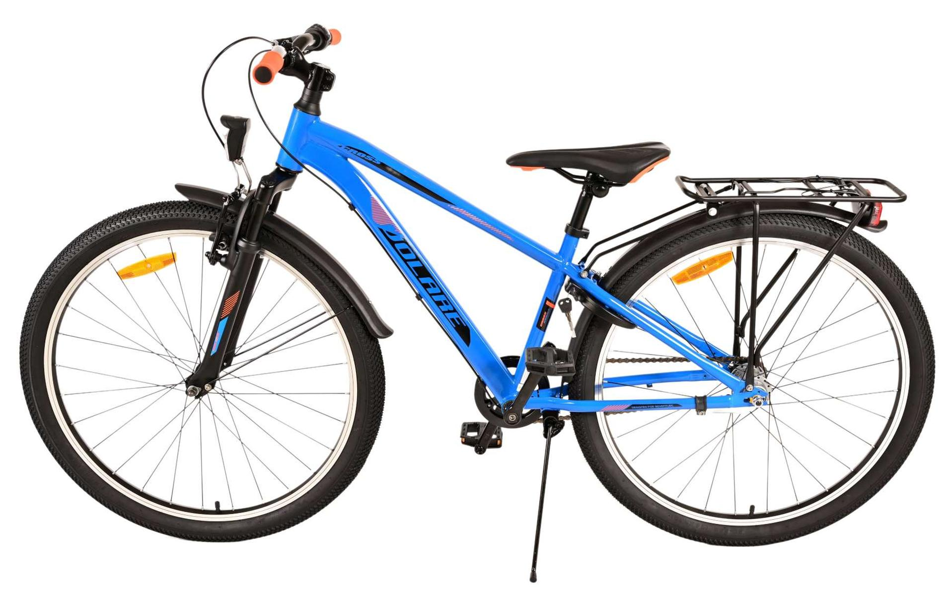 Blaues Fahrrad mit schwarzen Reifen und einem schwarzen Gepäckträger. Weißer Hintergrund.