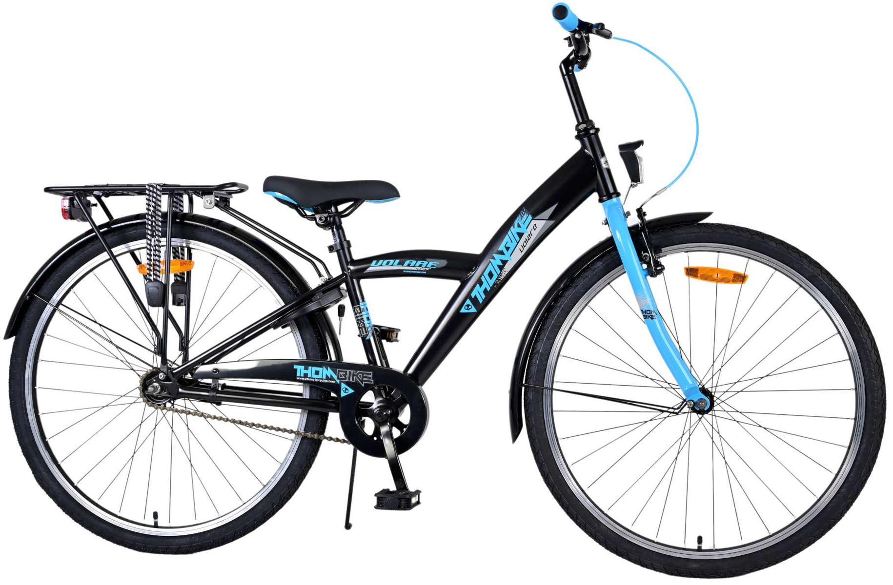 Schwarz-blaues Fahrrad mit Gepäckträger. Blaue Lenker, Lichter und schwarzer Sitz.