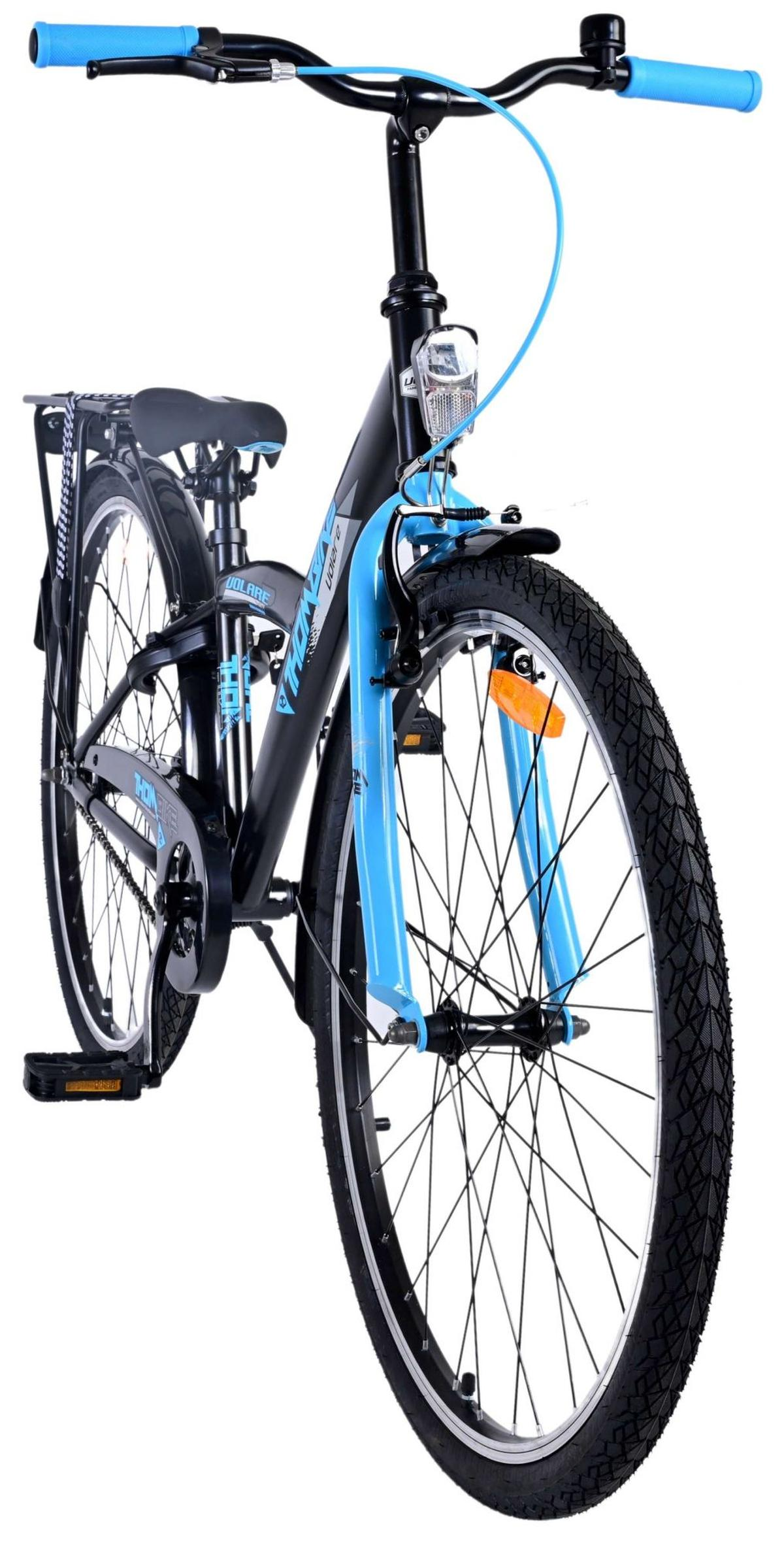 Ein schwarzes und blaues Fahrrad mit blauem Lenker und schwarzem Sattel. Der Hintergrund ist weiß.