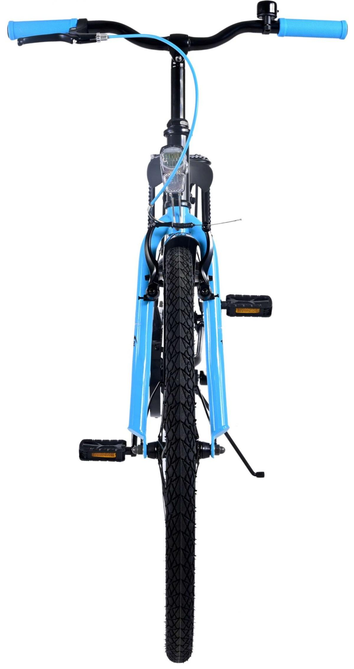 Vorderansicht eines blauen Fahrrads mit schwarzen Reifen, Lenker und Pedalen vor weißem Hintergrund.