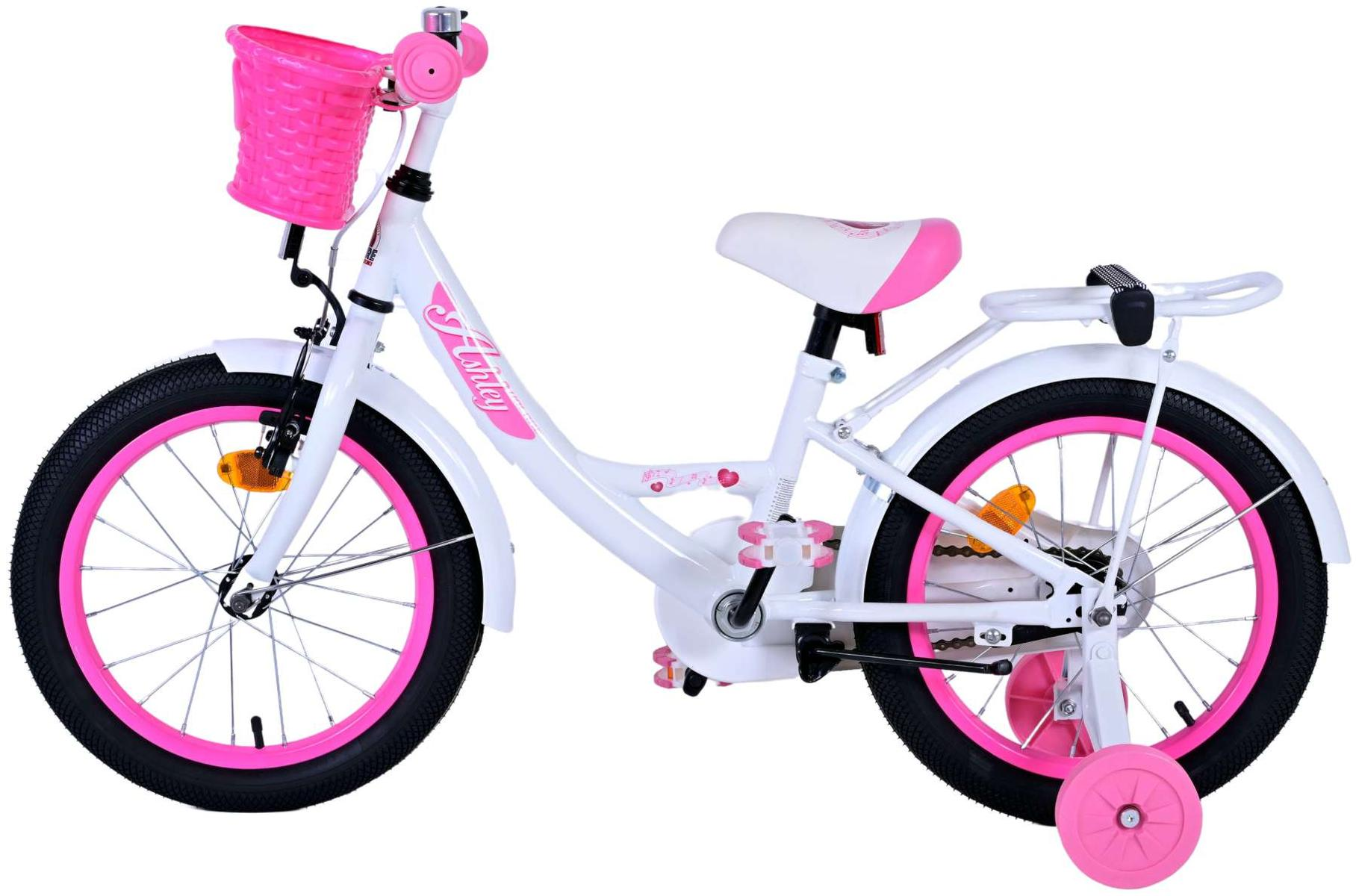Weiß-rosa Kinderfahrrad mit Korb und Stützrädern. Weißer Hintergrund.