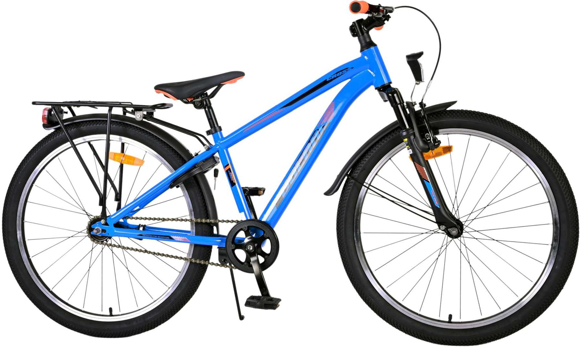 Blaues Fahrrad von der Seite mit schwarzen Reifen und schwarzem Gepäckträger. Orangefarbene Details.