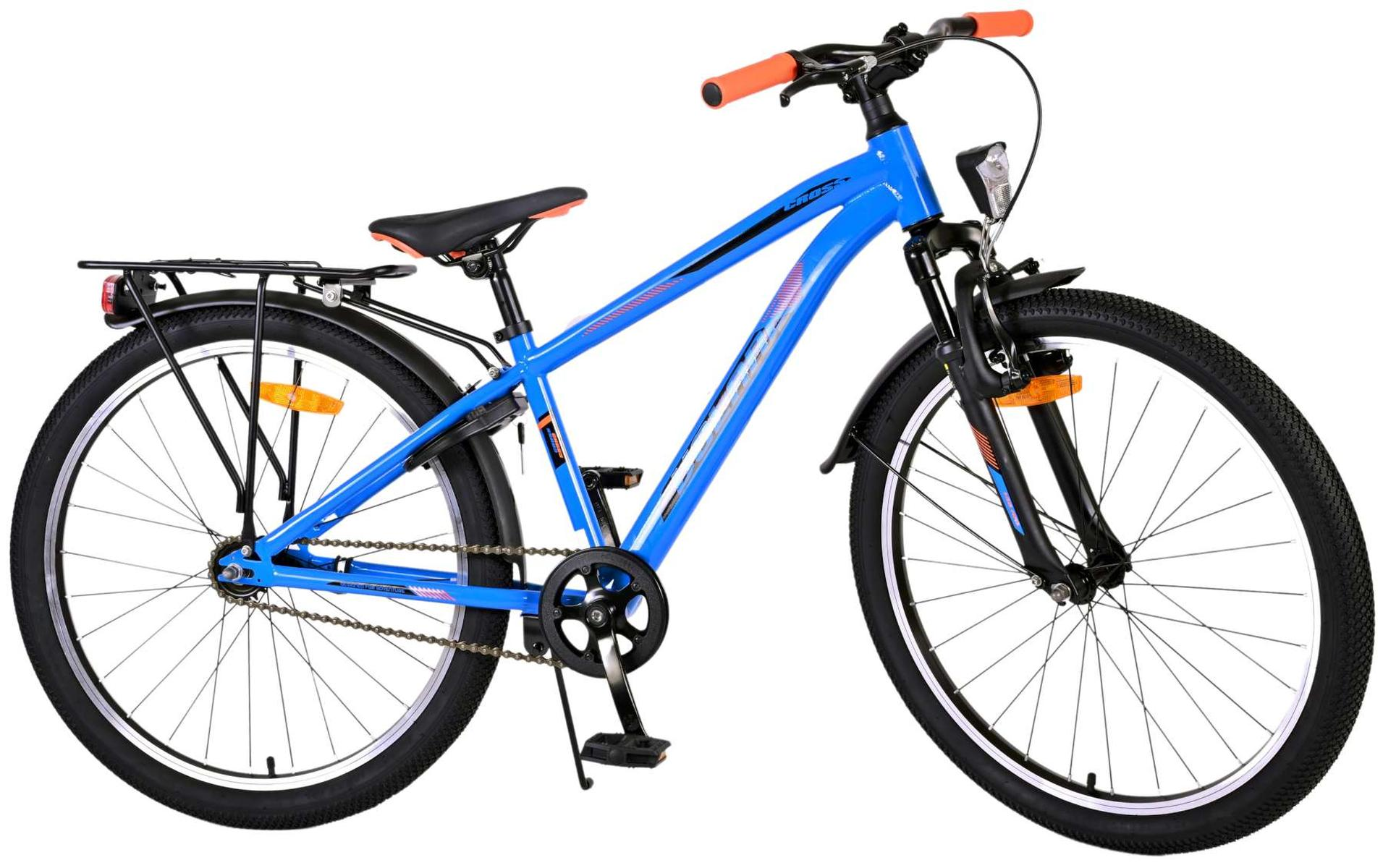 Blaues Fahrrad mit schwarzen Reifen und orangefarbenem Lenker, vor weißem Hintergrund.