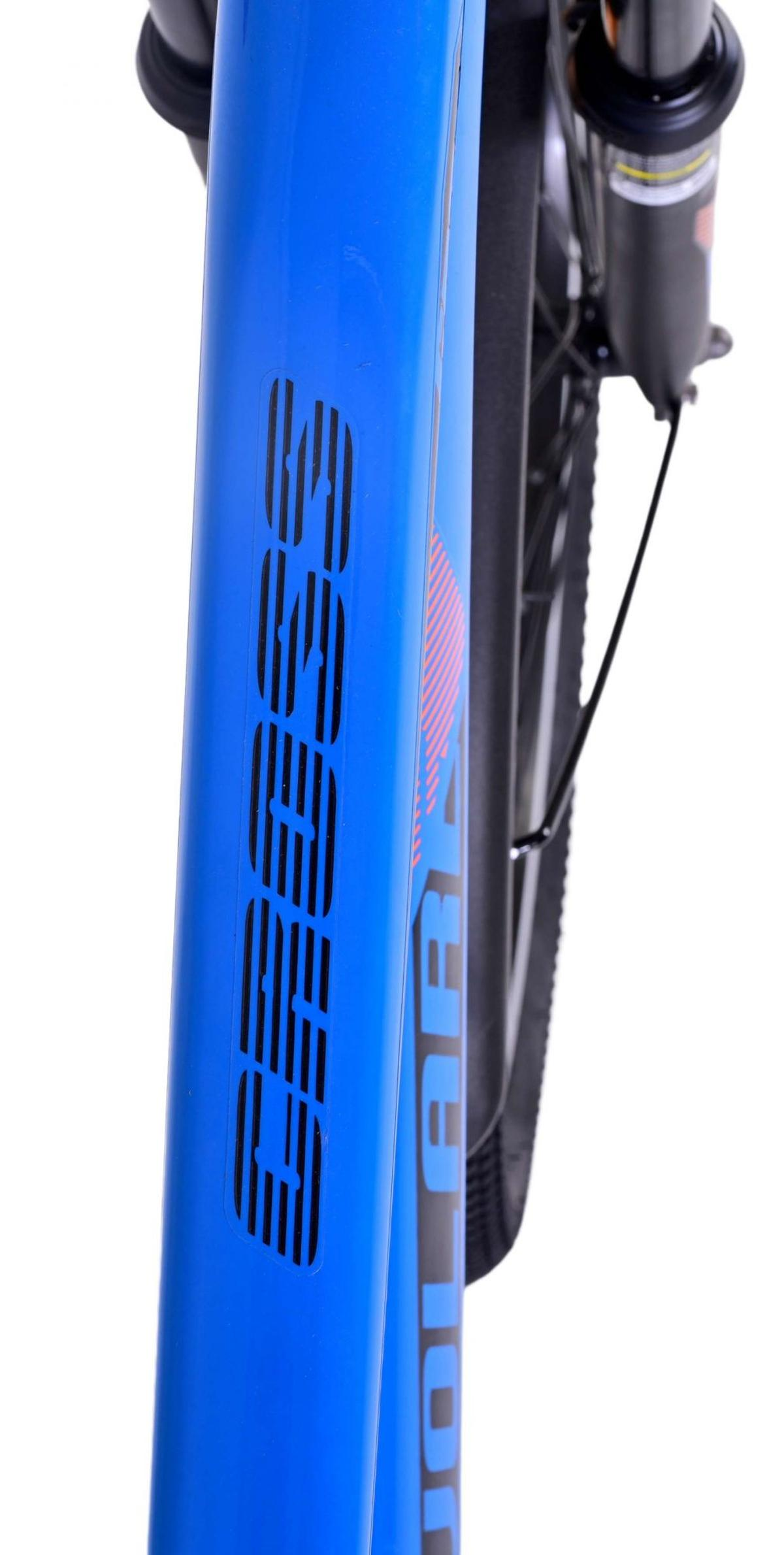 Nahaufnahme eines blauen Fahrradrahmens mit dem Wort CROSS, schwarze Buchstaben, weißer Hintergrund.