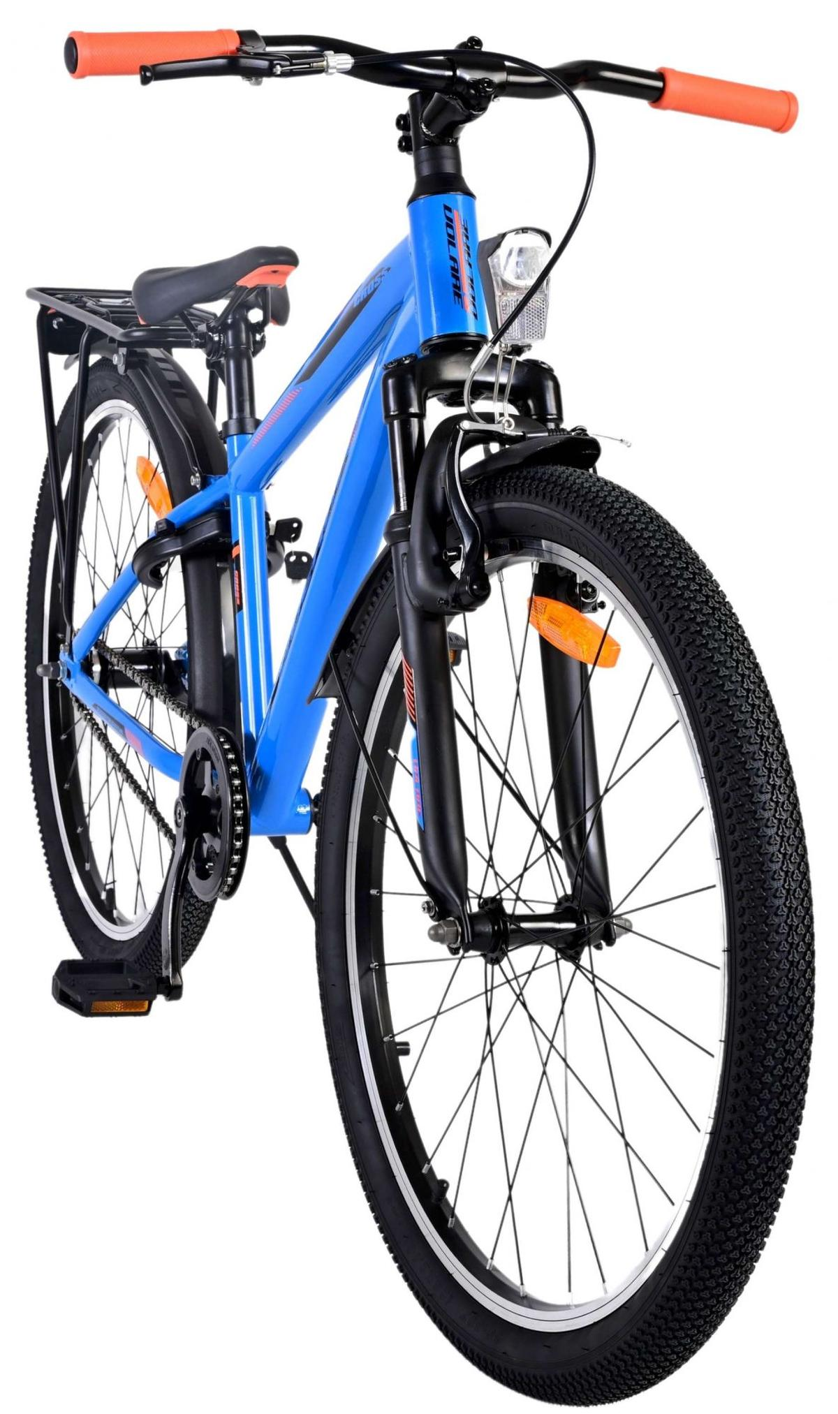 Blaues Fahrrad mit orangen Akzenten. Das Fahrrad hat einen Gepäckträger und schwarze Reifen. Weißer Hintergrund.