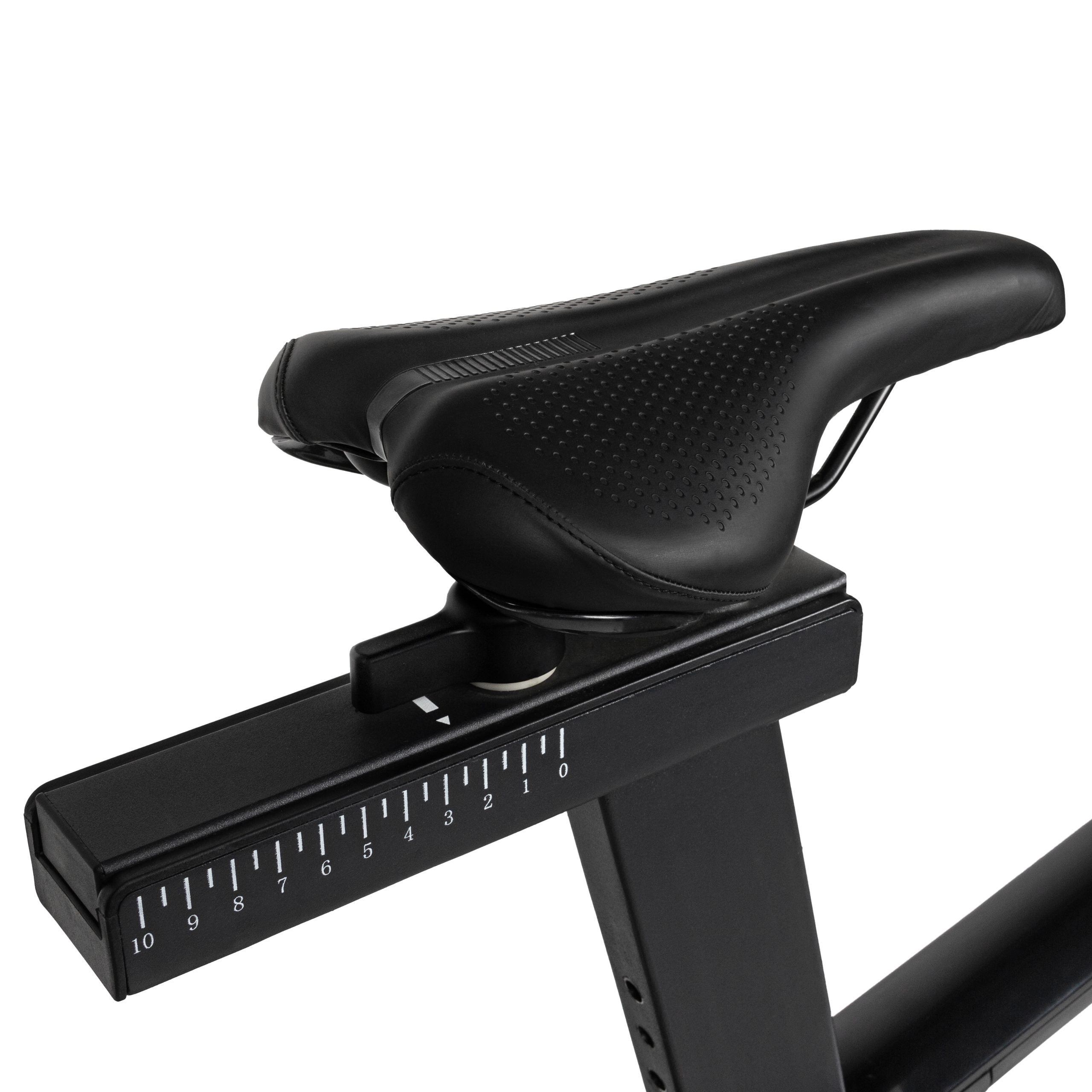 Schwarzer Fahrradsattel und -stütze mit Markierungen. Weißer Hintergrund. Der Sattel ist schwarz.