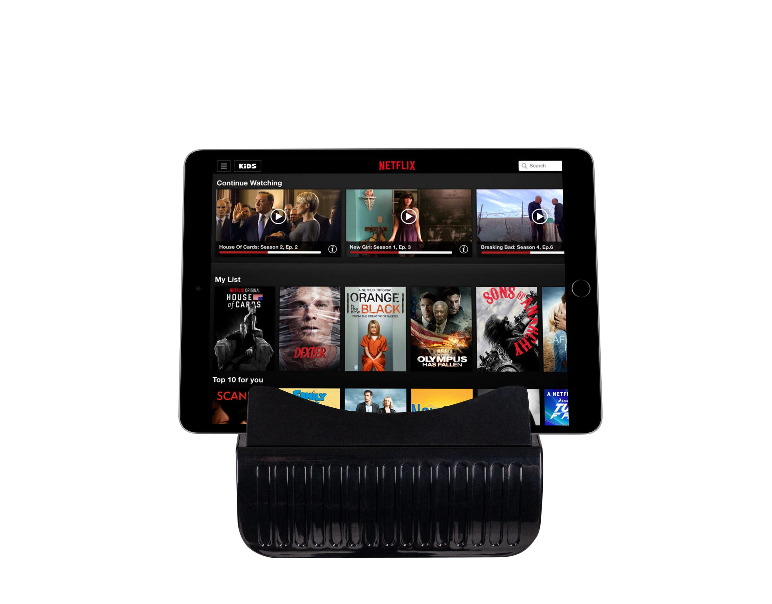 Tablet zeigt Netflix mit mehreren Fernsehsendungen, ruht auf einem schwarzen Ständer.
