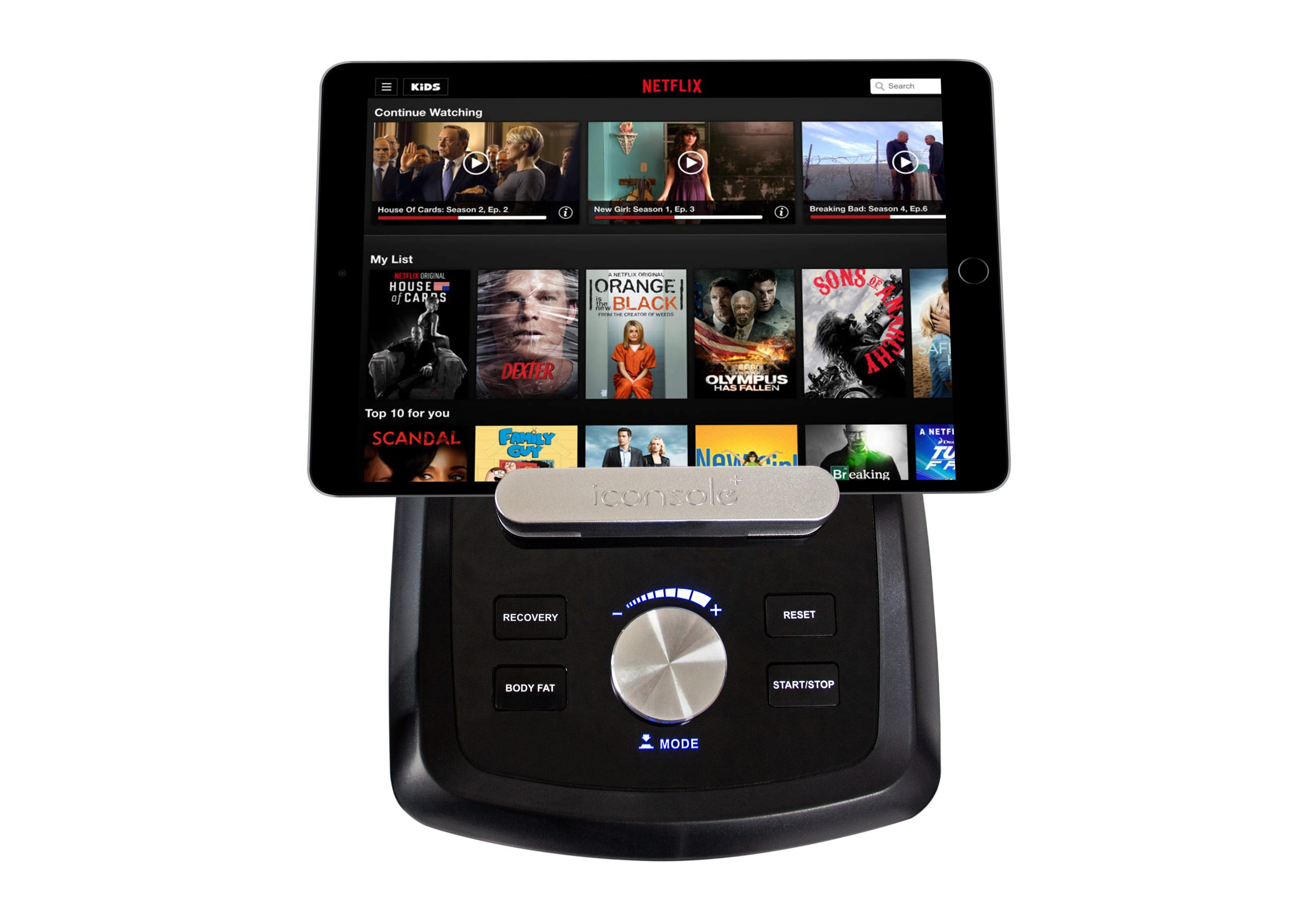 Tablet auf einer Konsole, zeigt Netflix. Konsole hat Knöpfe und ein Rad. Weißer Hintergrund.