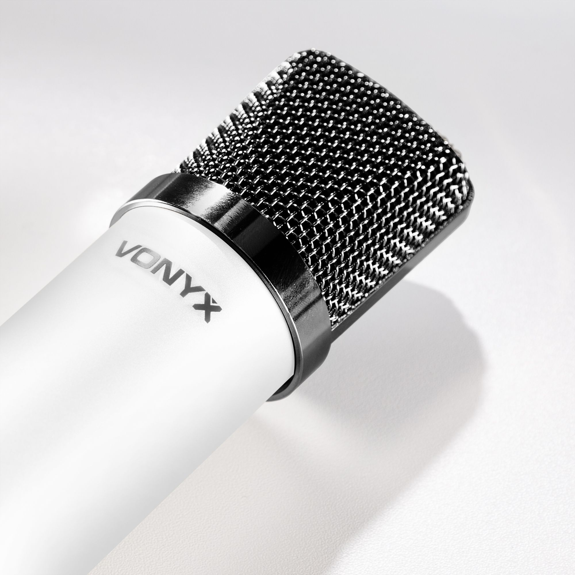 White microphone with a black mesh head. Text: Vonyx.