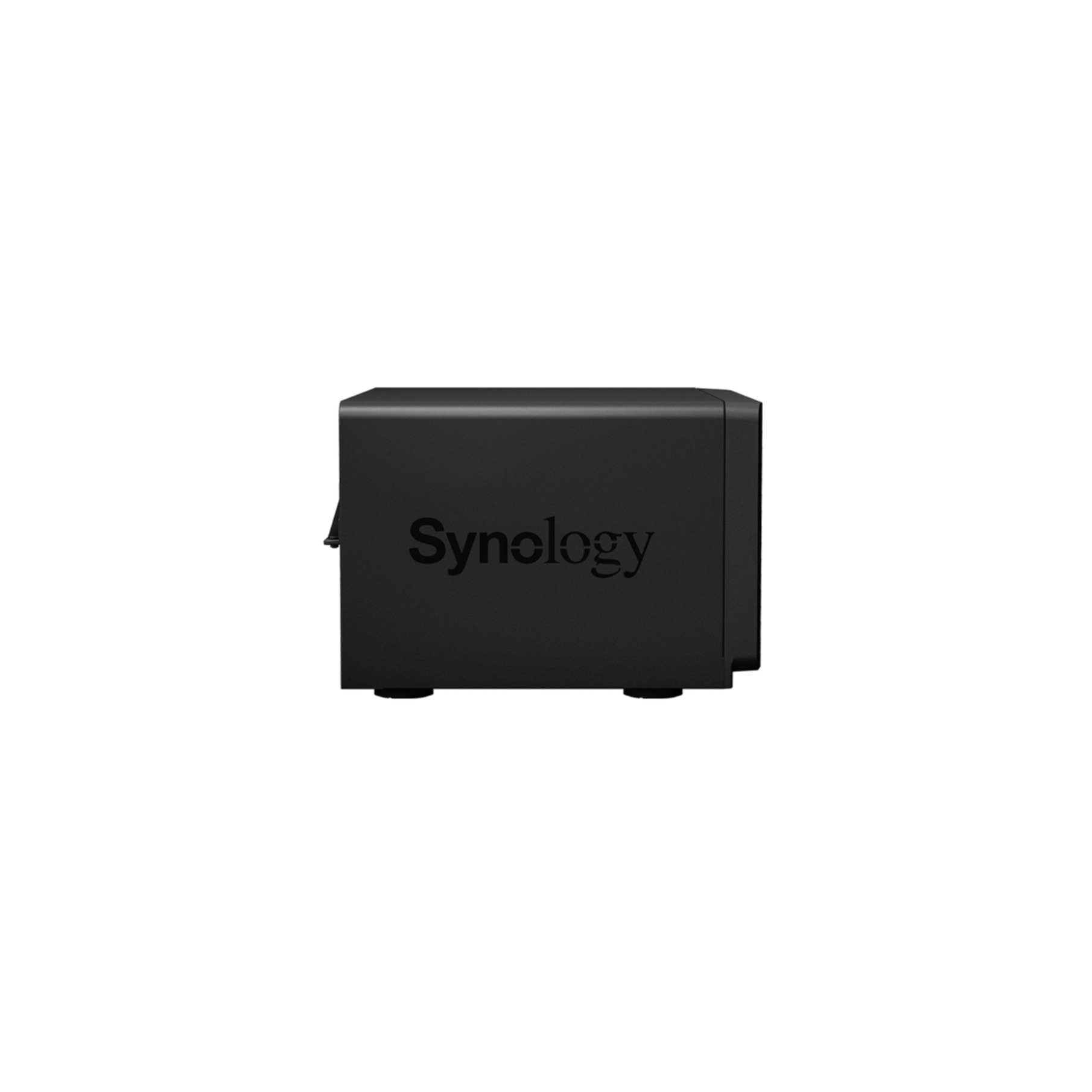 Dispositivo NAS Synology negro sobre fondo blanco, visto de frente. La palabra Synology es visible.