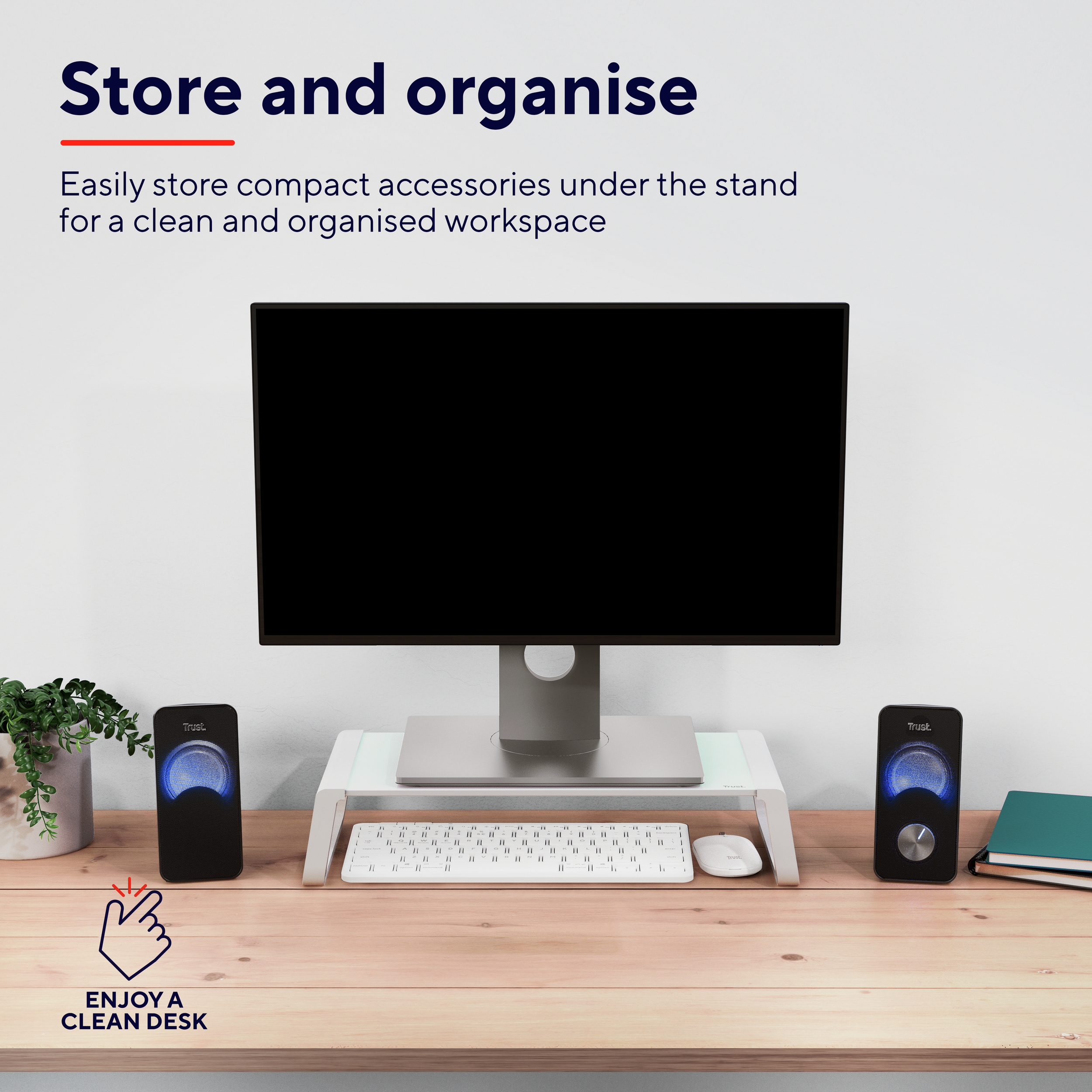 Konfiguracja biurka z monitorem, głośnikami i akcesoriami.