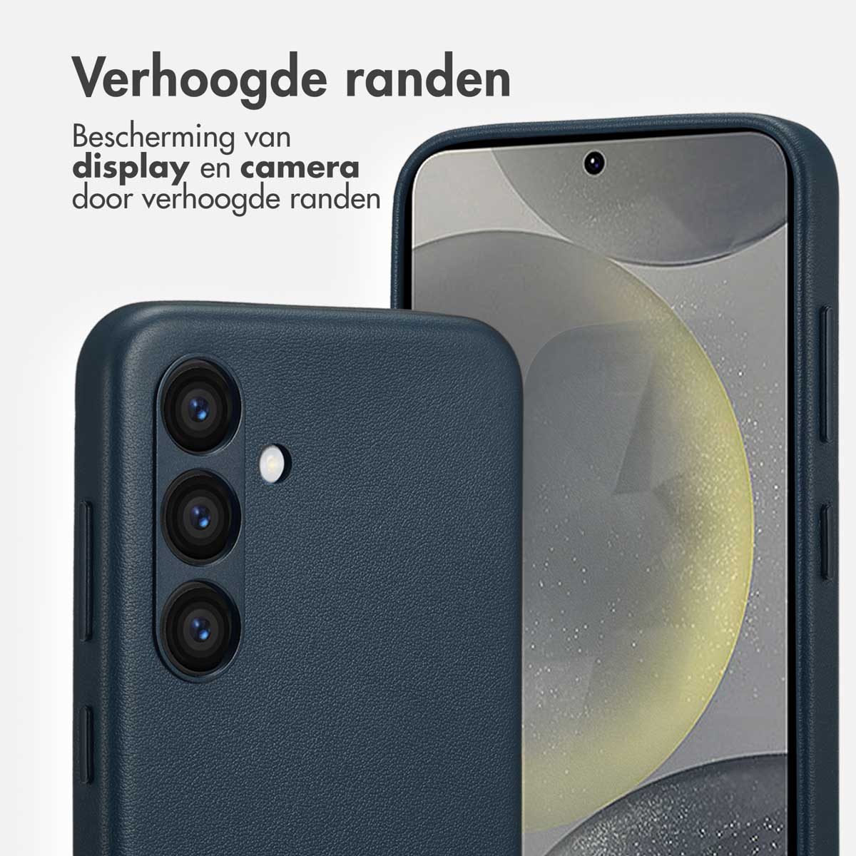 Donkerblauwe telefoonhoes met drie cameralenzen en een deel van een smartphonescherm.