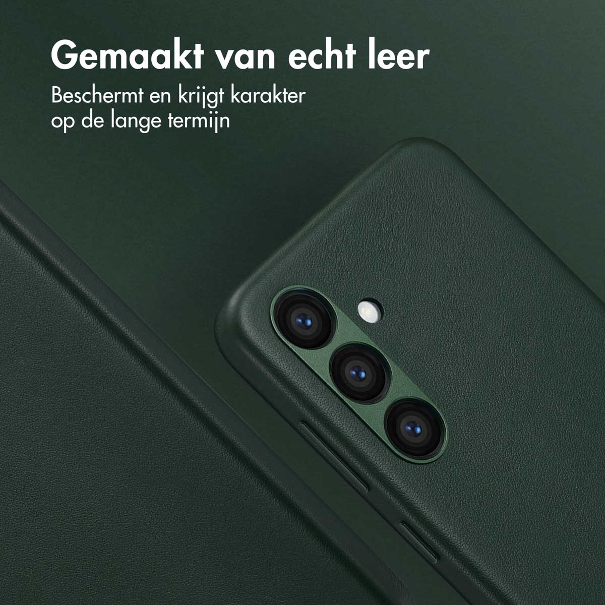 Donkergroene leren telefoonhoes met drievoudige camera.