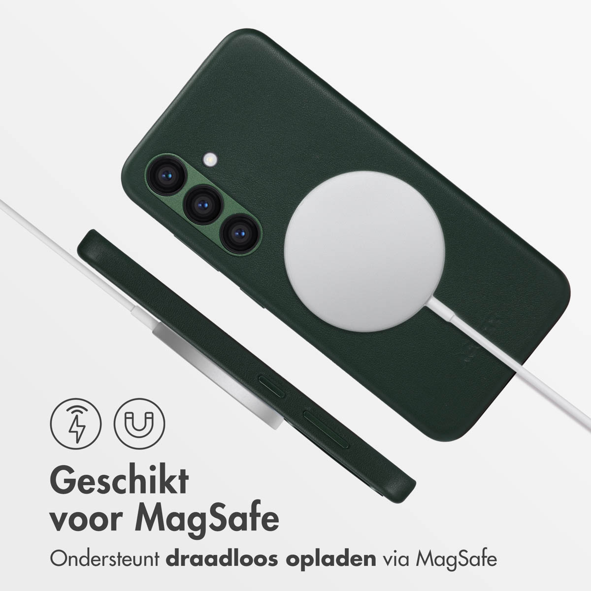 Donkergroene telefoon met MagSafe lader en kabel.