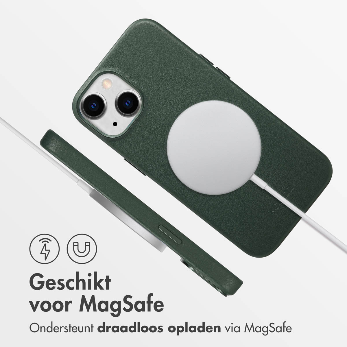 Groene telefoonhoes met MagSafe-oplader bevestigd. Witte kabel, witte achtergrond.