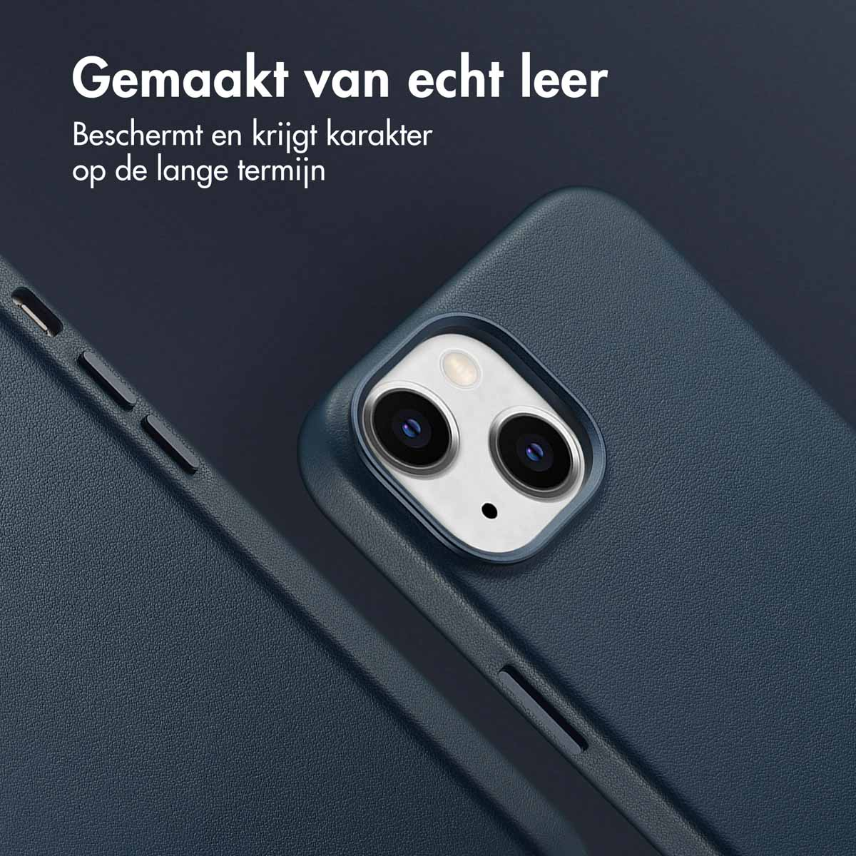 Een close-up van een telefoonhoesje, gemaakt van donkerblauw leer, met een uitsparing voor de camera.