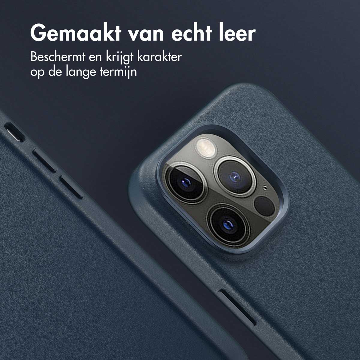 Een close-up van een donkerblauw telefoonhoesje van leer, met een uitsparing voor de camera.