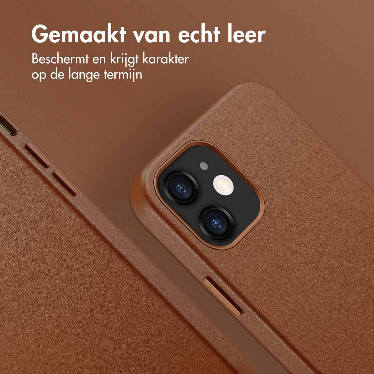 Telefoonhoes, close-up. De hoes is bruin, met tekst onderaan, op een bruine achtergrond.