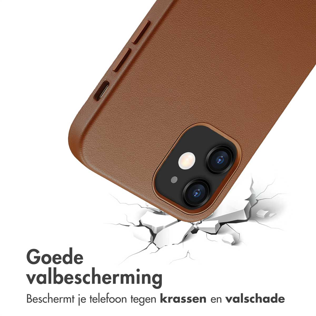 Een bruine telefoonhoes raakt een oppervlak en breekt het. Hoes heeft camera-uitsparingen. Achtergrond is wit.