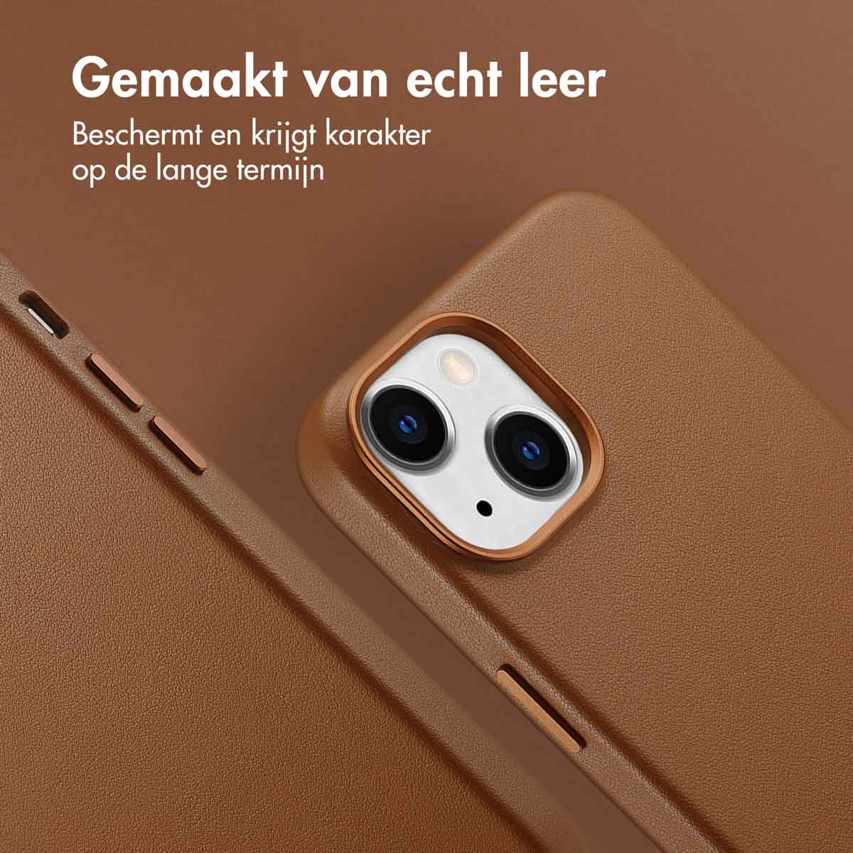 Een bruine leren telefoonhoes met een camera-uitsparing, die de camera's van de telefoon laat zien.