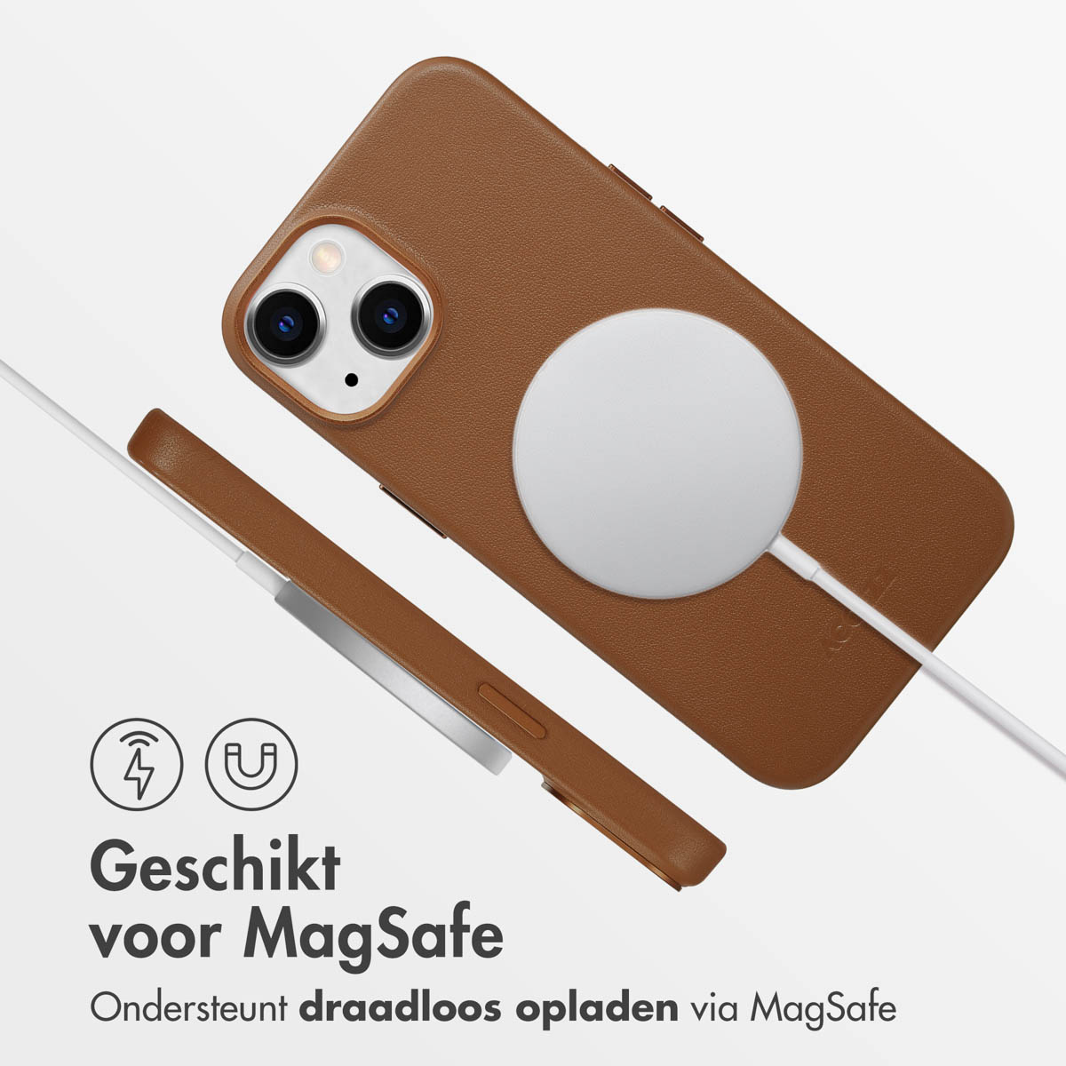 Bruine telefoonhoes met telefoon en oplader. Witte achtergrond.
