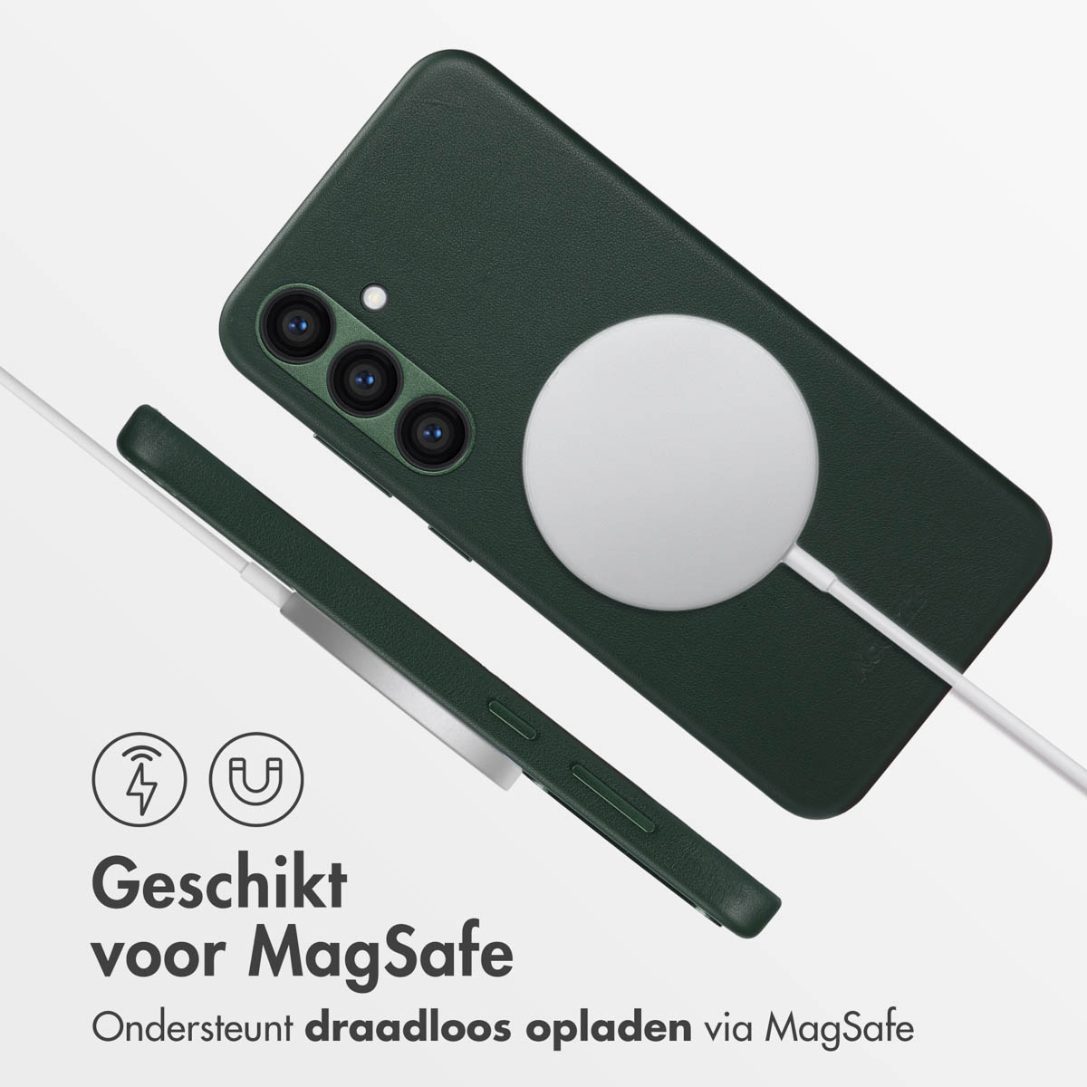 Groene telefoonhoes met een witte MagSafe-lader. De telefoon staat op een witte achtergrond.