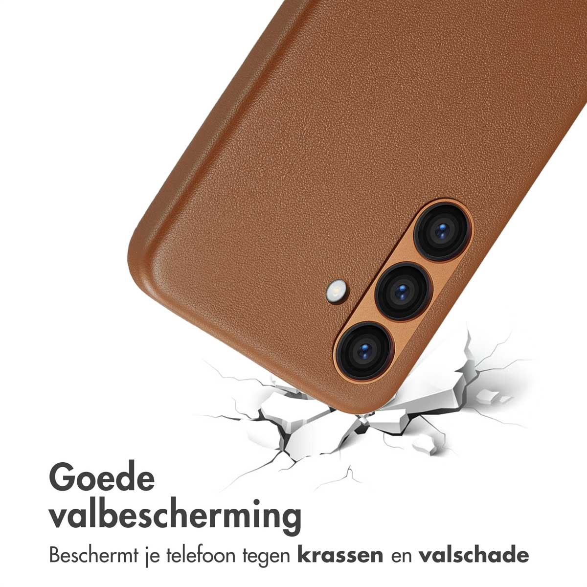 Bruine telefoonhoes met drie camera's die op een gebarsten ondergrond valt.