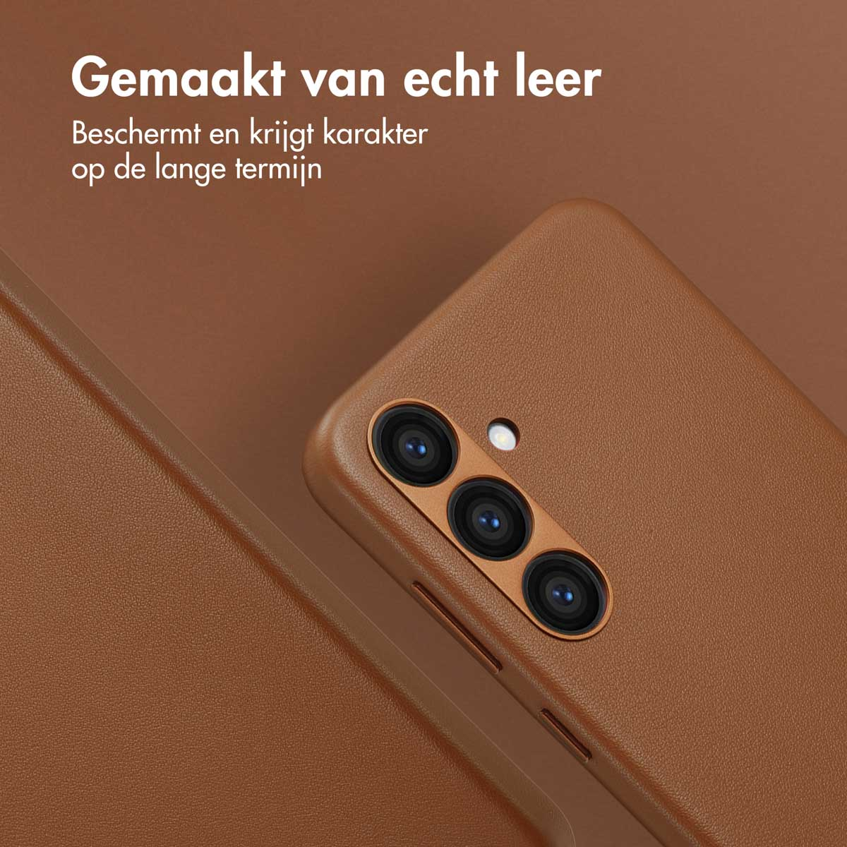 Close-up van een bruine telefoonhoes met een telefoon erin. De hoes bevindt zich rechts.