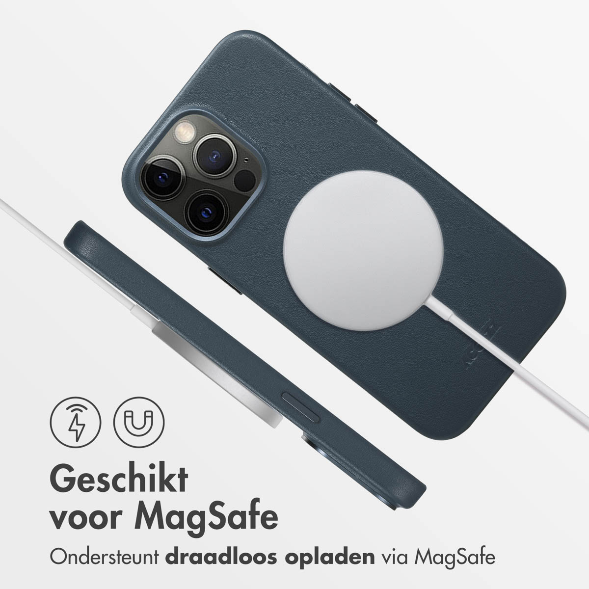 iPhone blu scuro con caricatore e cavo MagSafe. Compatibile MagSafe.