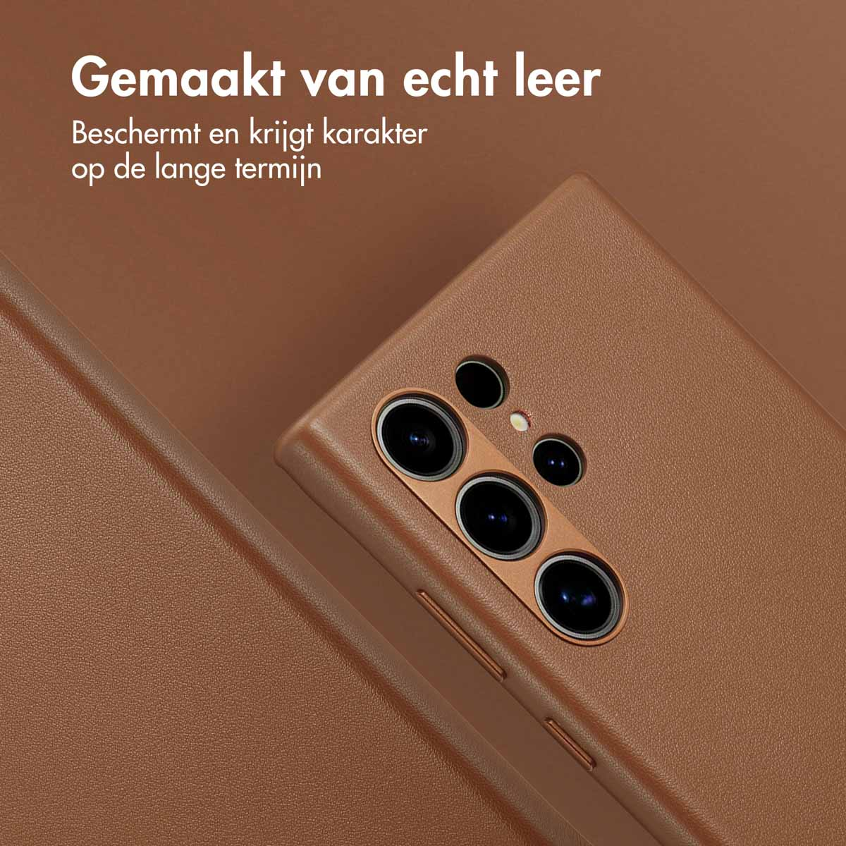 Bruine telefoonhoes met telefoon. Witte achtergrond.