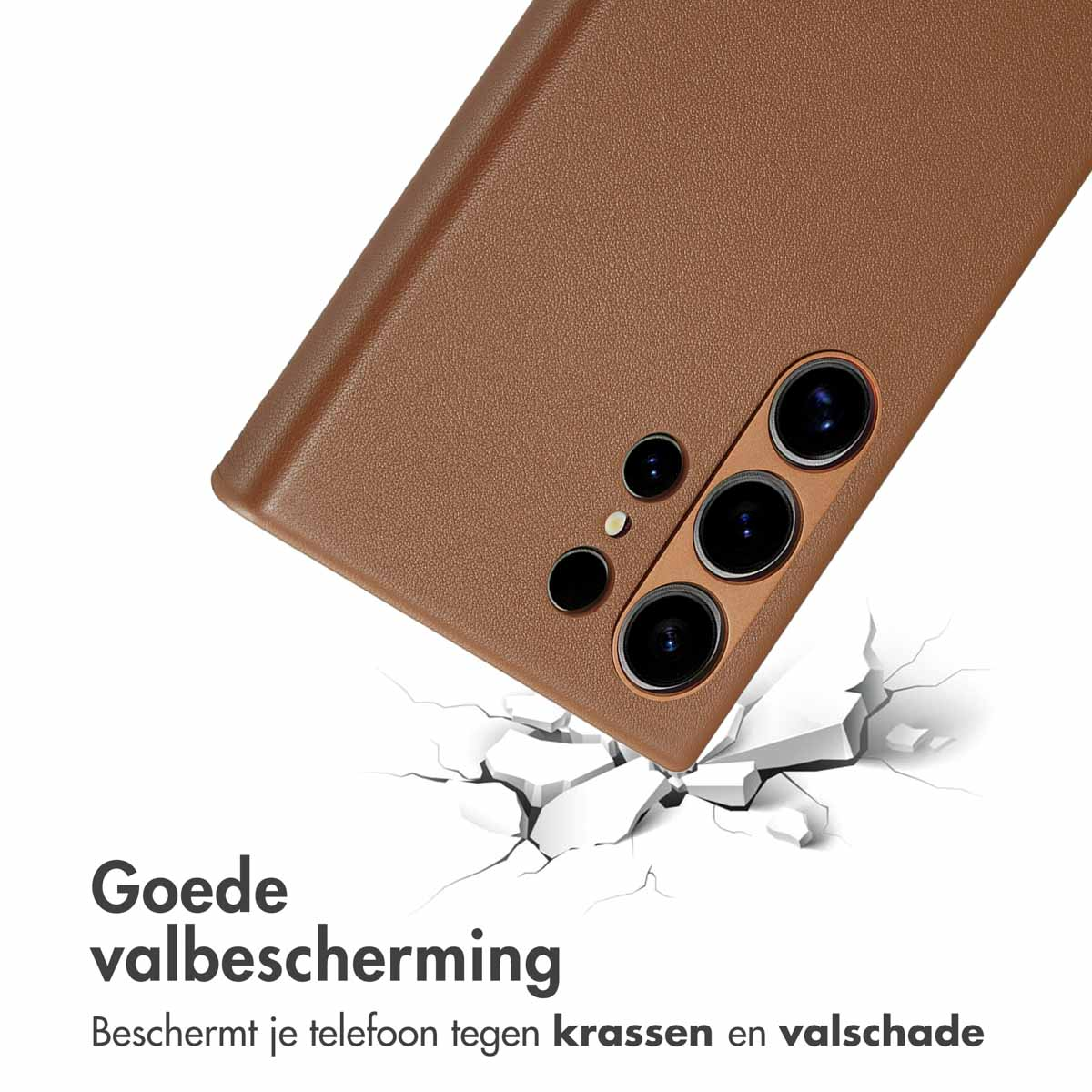 Bruine telefoonhoes met drievoudige cameralens, afgebeeld met scheuren in de grond eronder.