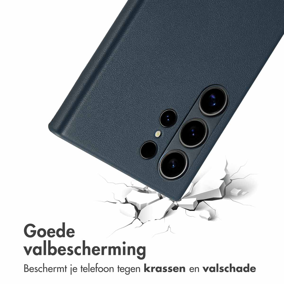 Een blauwe telefoonhoes die wit beton breekt. Tekst: goede valbescherming.