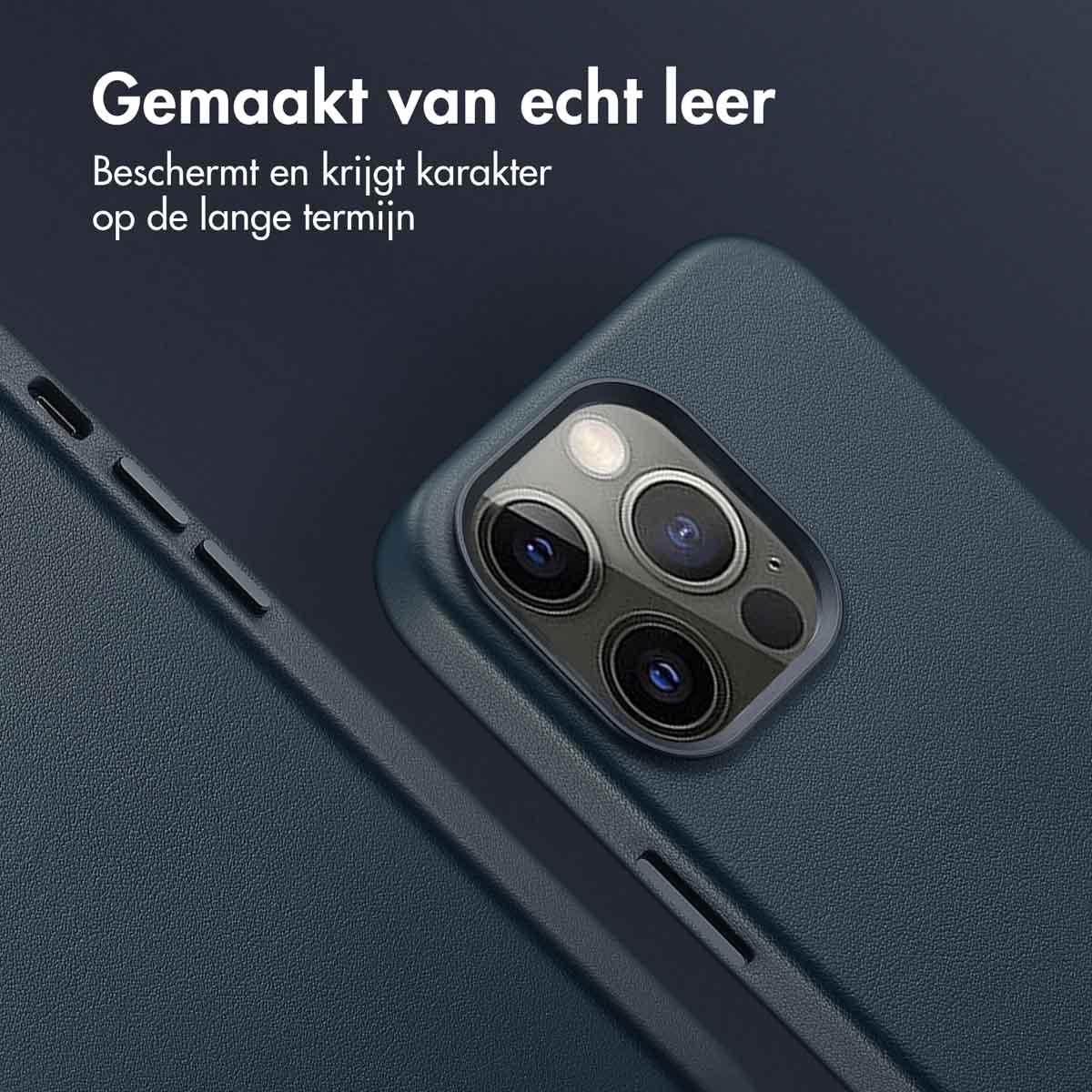 Gros plan d'un étui de téléphone bleu foncé avec une bosse de caméra. Texte: 'Fait en cuir véritable'.