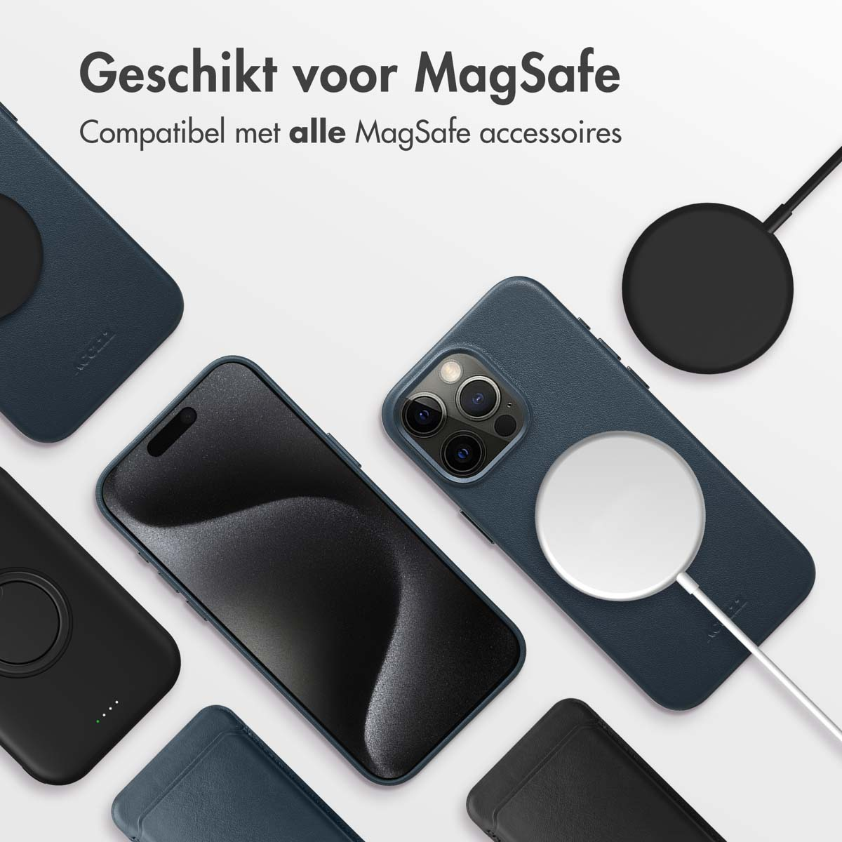 Telefoonhoesjes en opladers op een tafel. Tekst in het Nederlands over MagSafe-compatibiliteit.