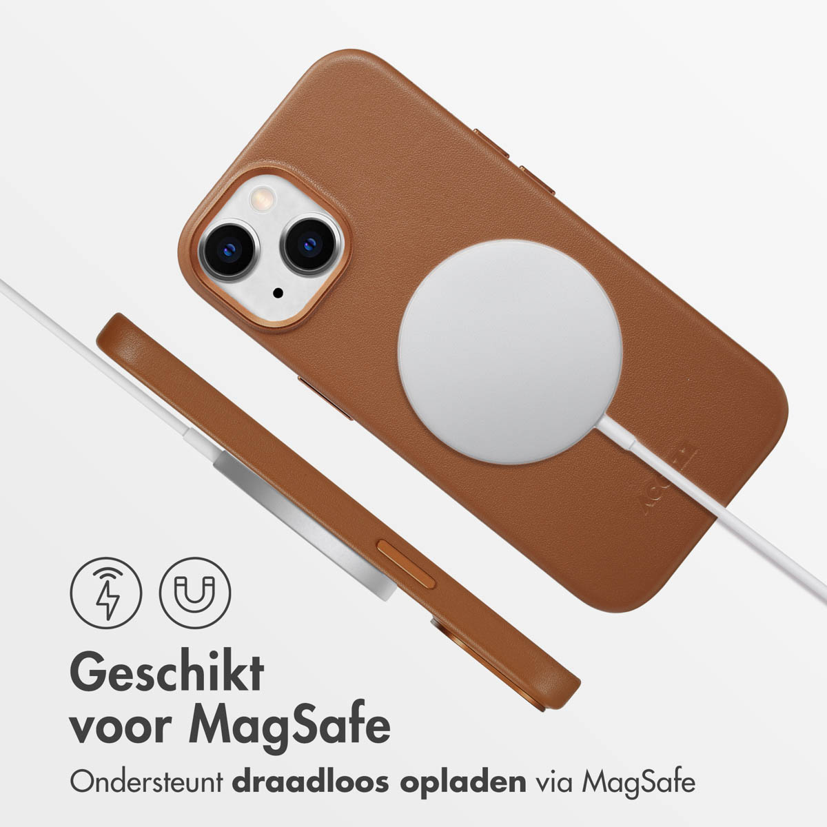 Een bruine telefoonhoes met een witte MagSafe-lader. De hoes en lader zijn verbonden door een witte kabel, met tekst in het Nederlands.