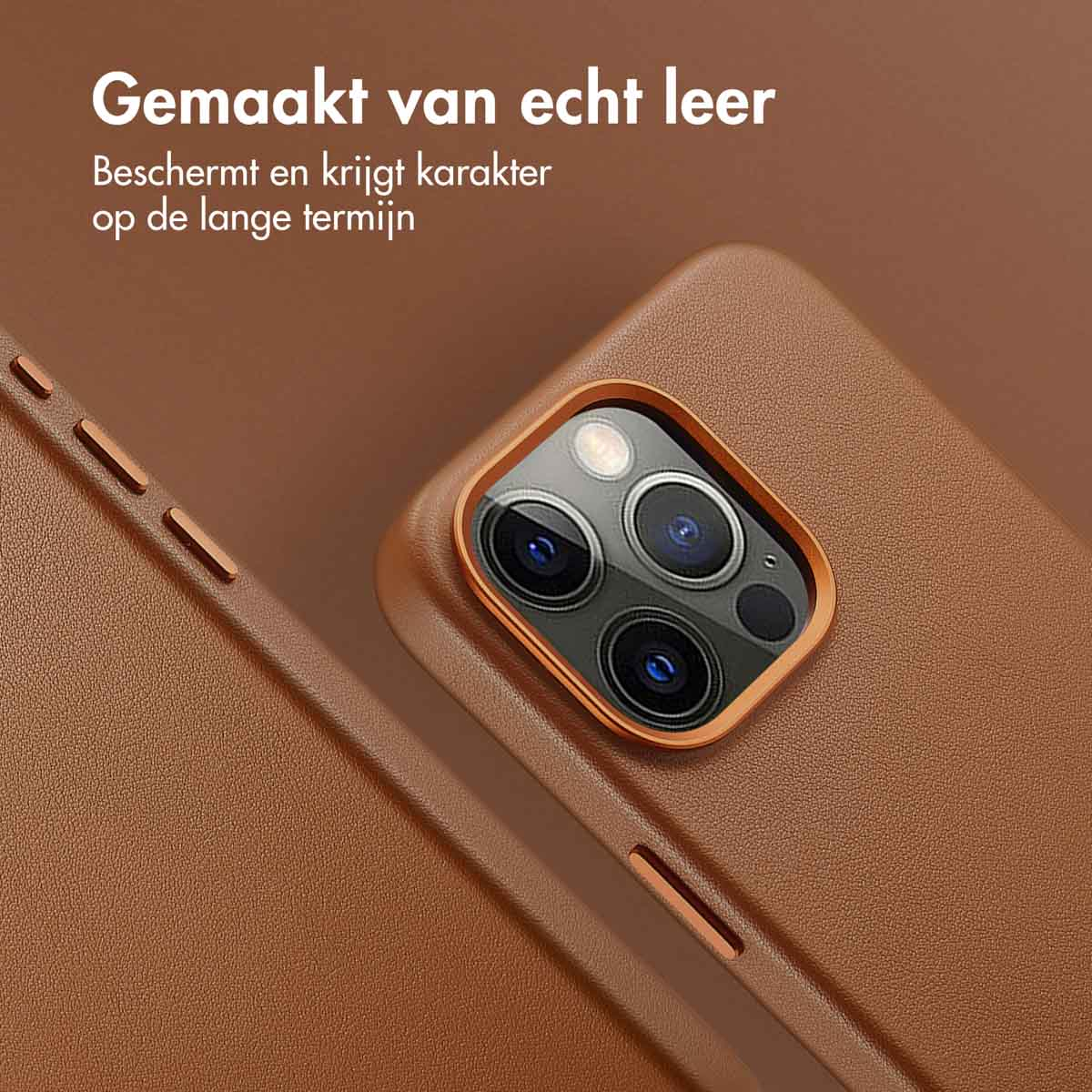 Close-up van een bruine leren telefoonhoes. De cameralenzen zijn zichtbaar. Tekst in het Nederlands: 'Gemaakt van echt leer'.