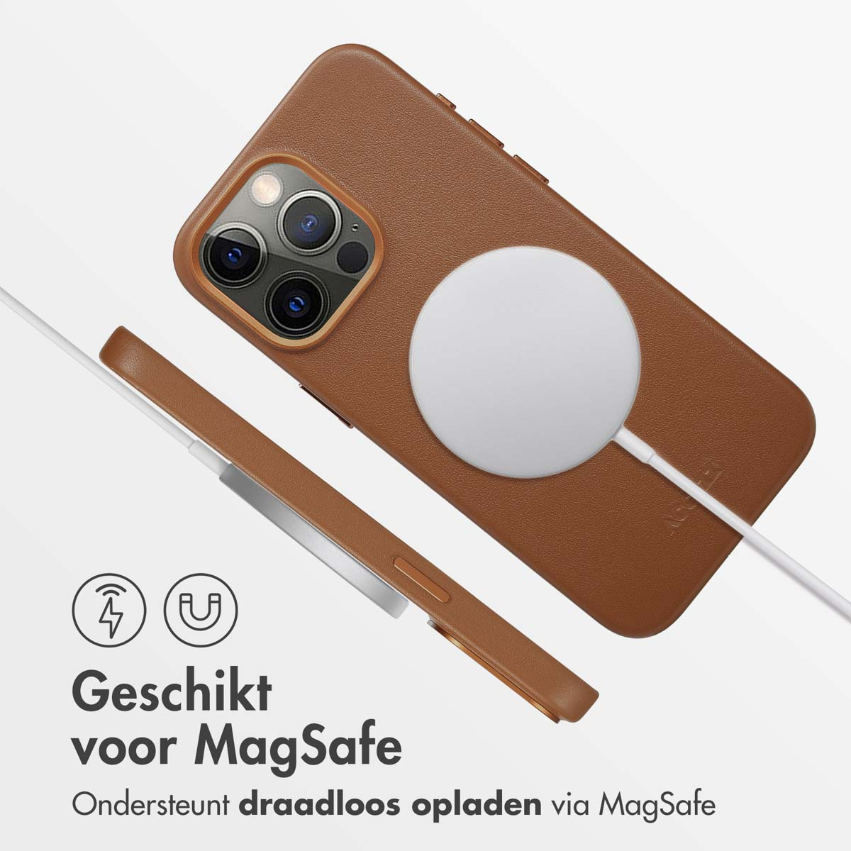 Bruine telefoonhoes met MagSafe-lader. Tekst: Geschikt voor MagSafe. Ondersteunt draadloos opladen via MagSafe.